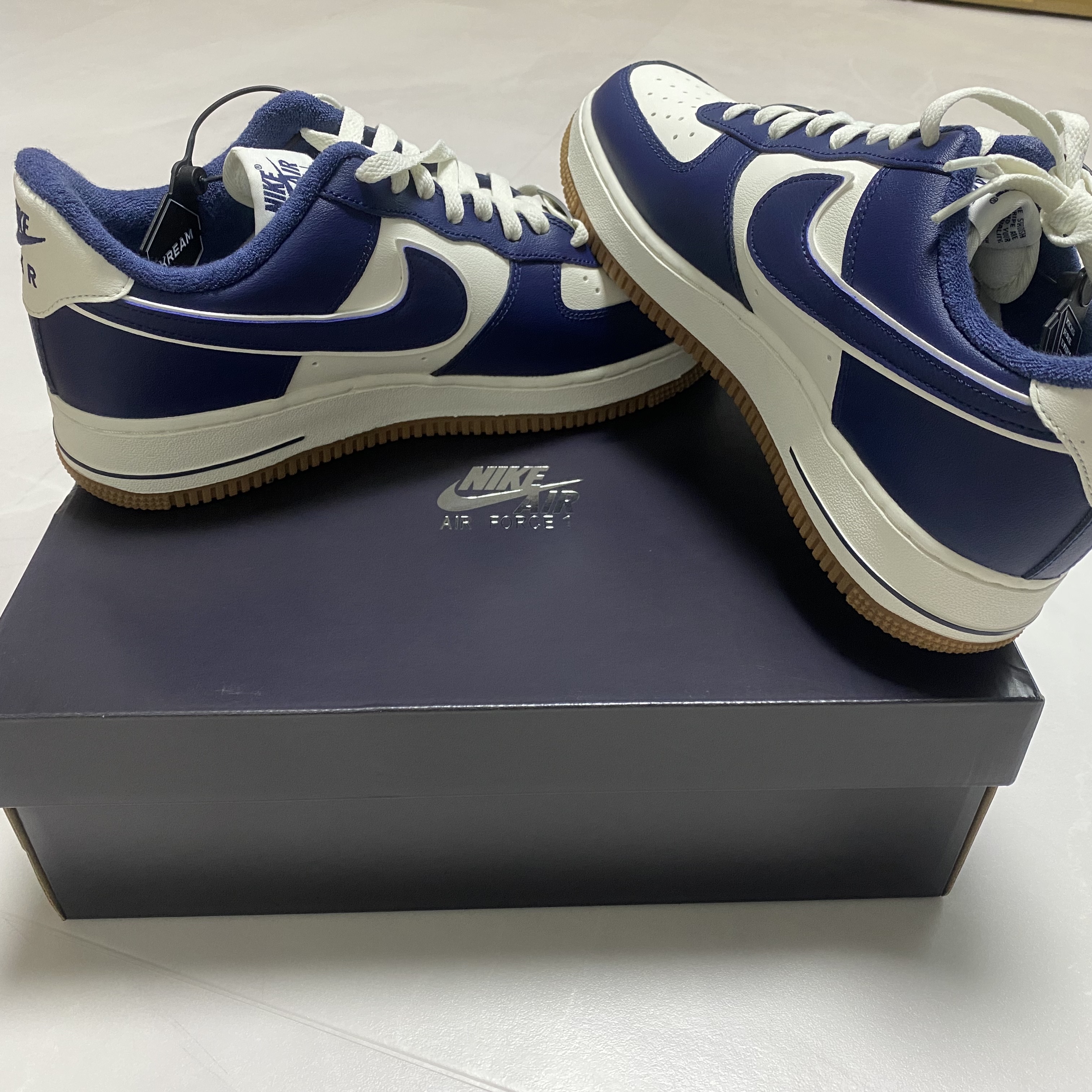 Nike Air Force 1 '07 LV8 Midnight Navy 착용 스타일
