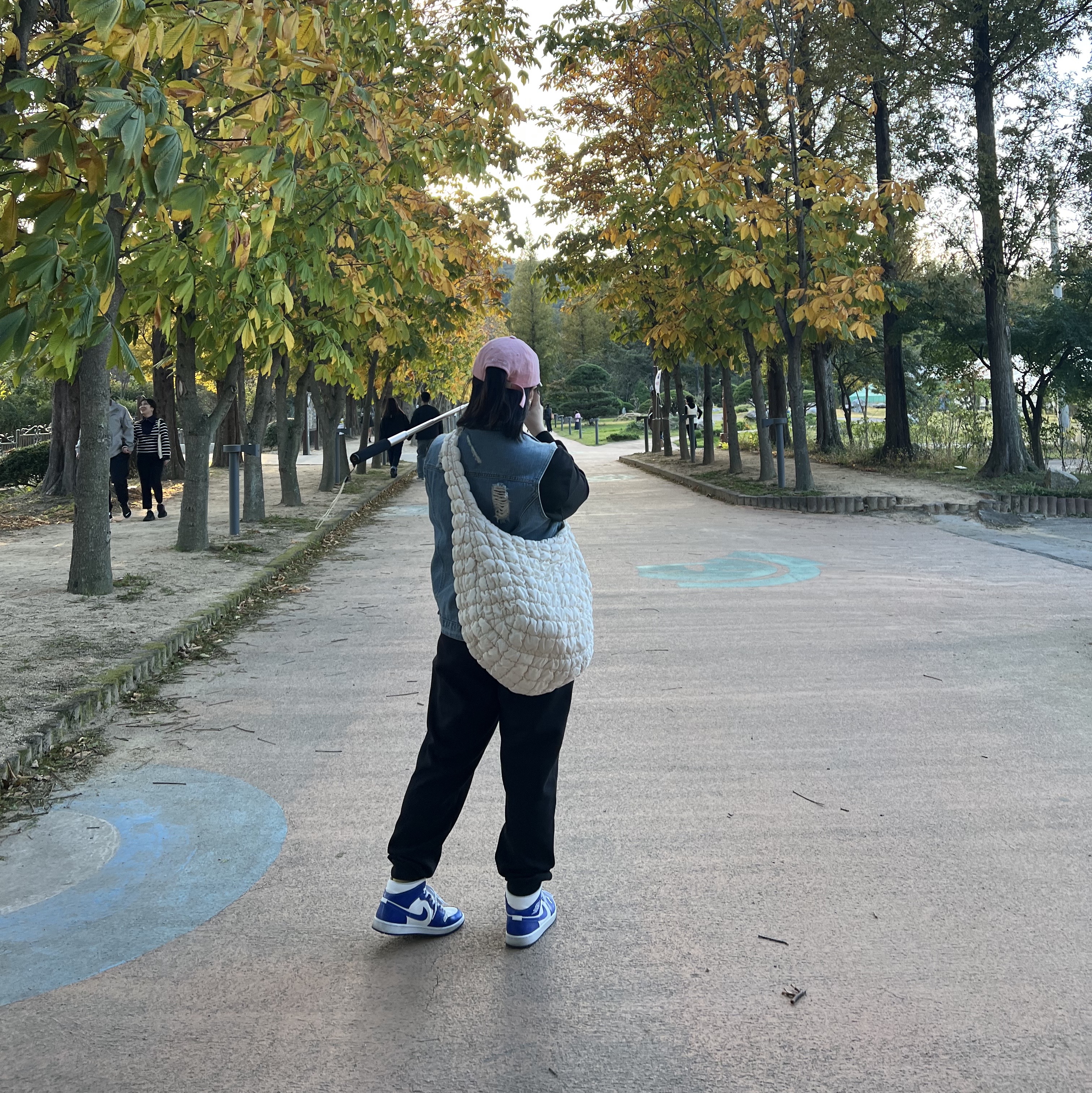 COS Quilted Oversized Shoulder Bag Off White Light Beige, (W) Jordan 1 Mid White Hyper Royal 착용 스타일