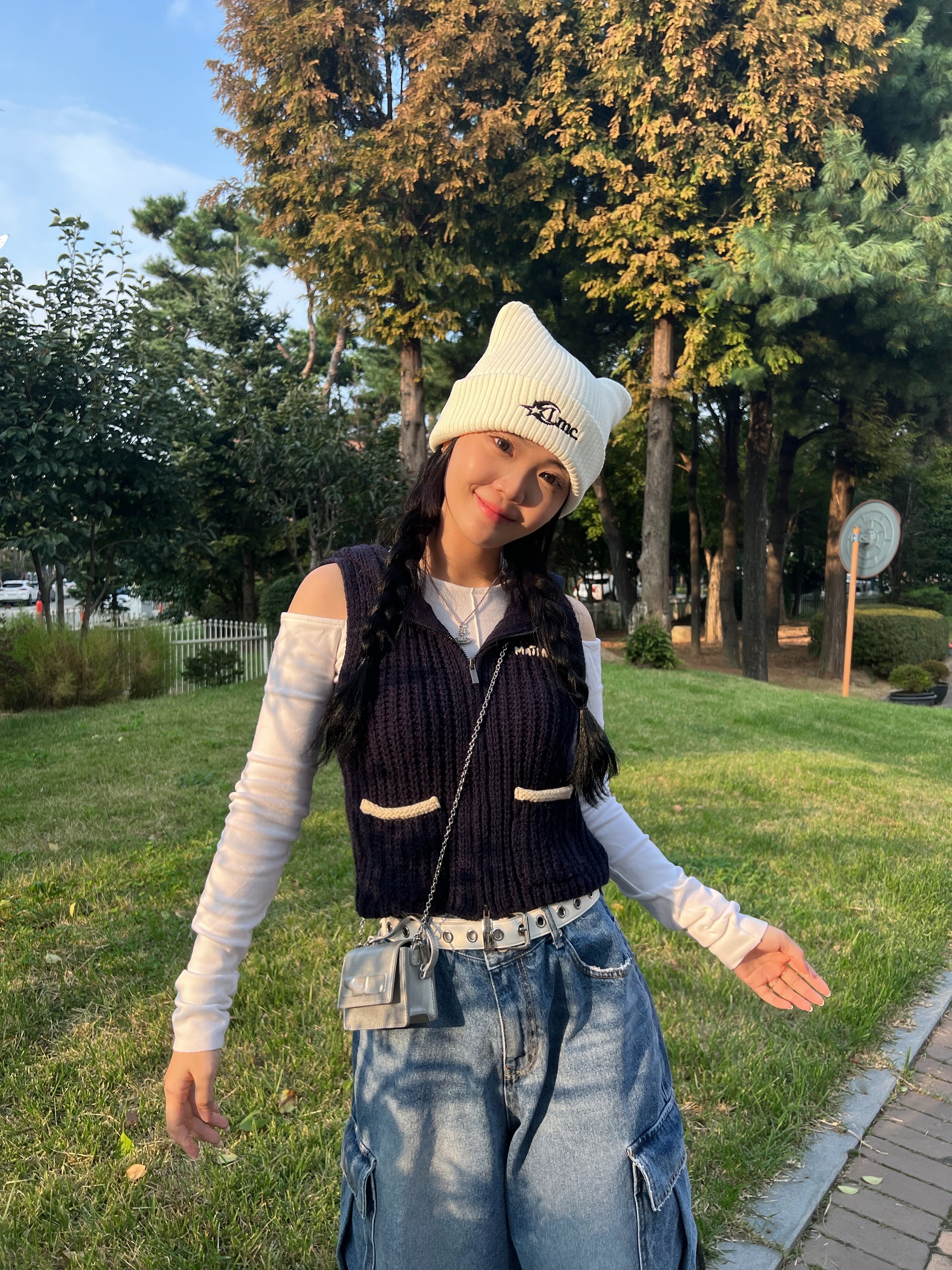 (W) Matin Kim Spell Point Stripe Knit Vest Black 착용 스타일 - 4
