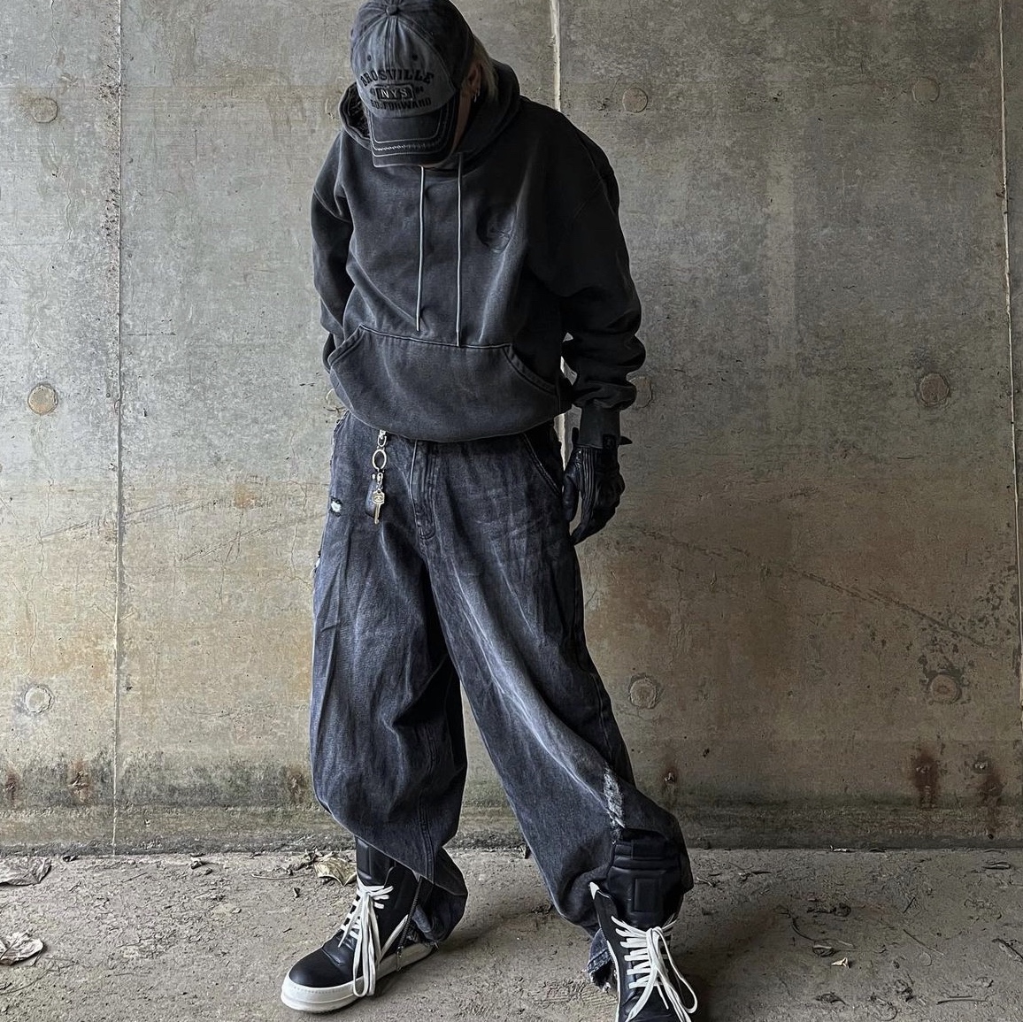 Rick Owens Geobasket Full Grain Calf Leather Strobe Sneakers Black Milk White 착용 스타일 - 3