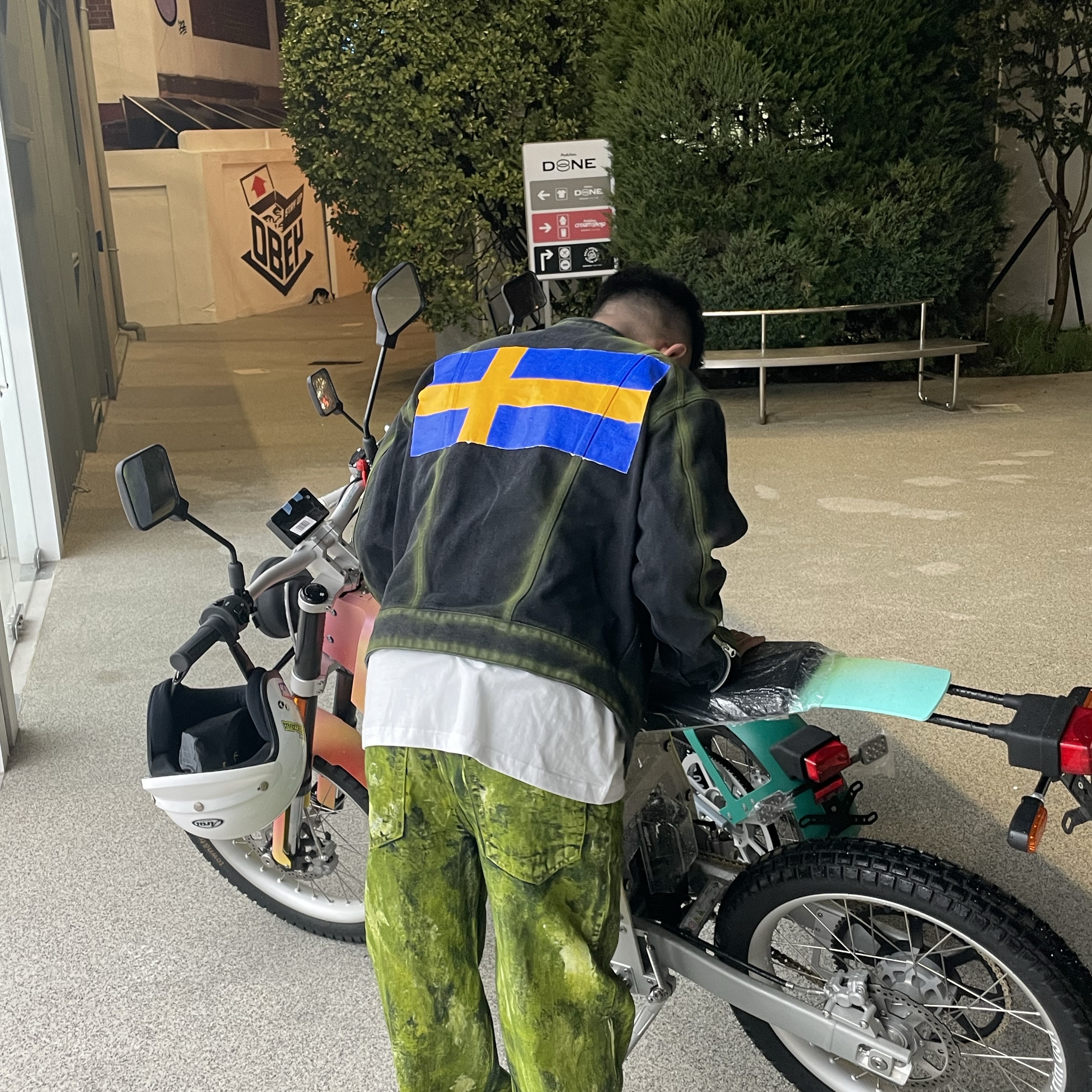 The Museum Visitor Hand Painted Denim Pants Yellow 착용 스타일 - 3