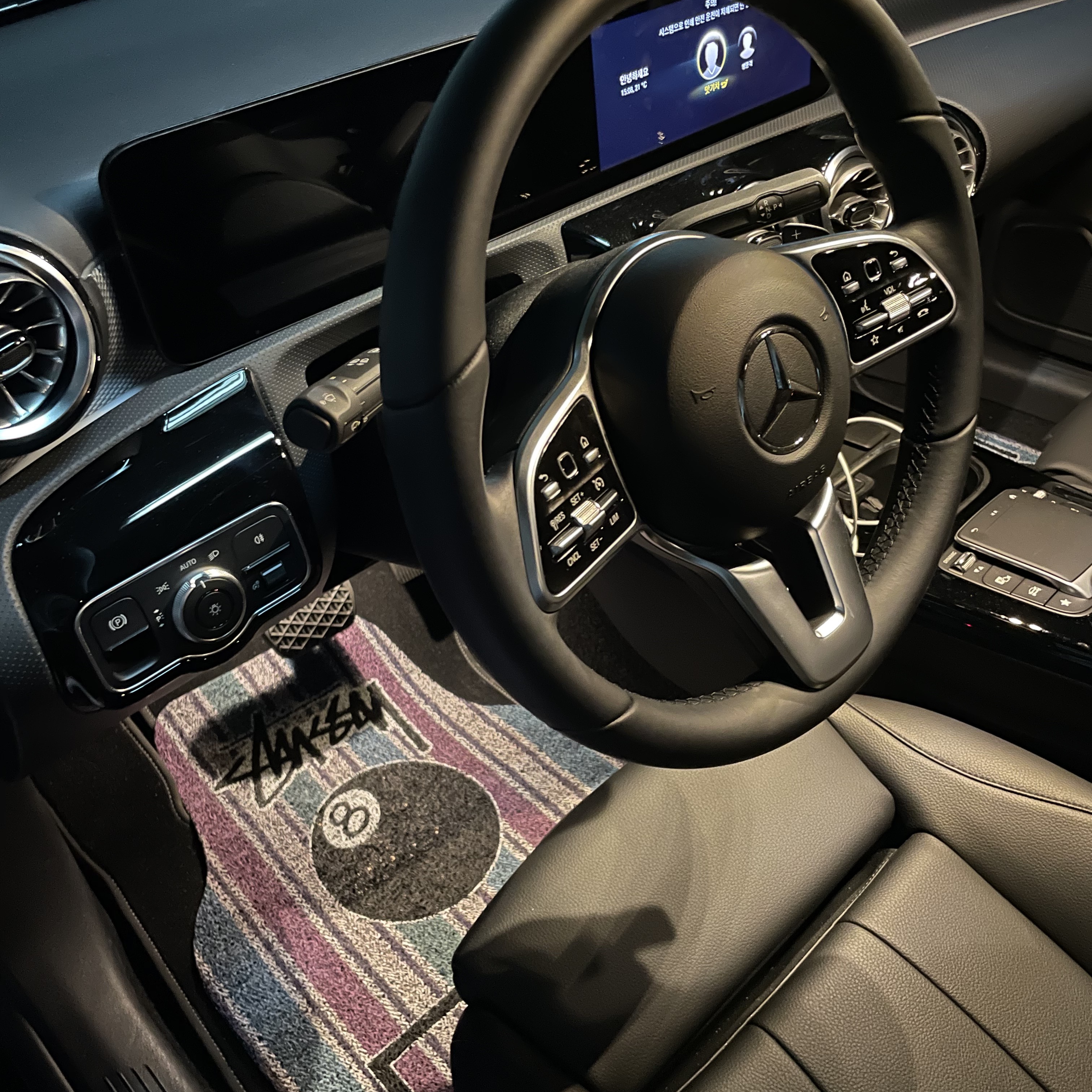 Stussy x Martine Rose Car Mat Set 착용 스타일 - 1
