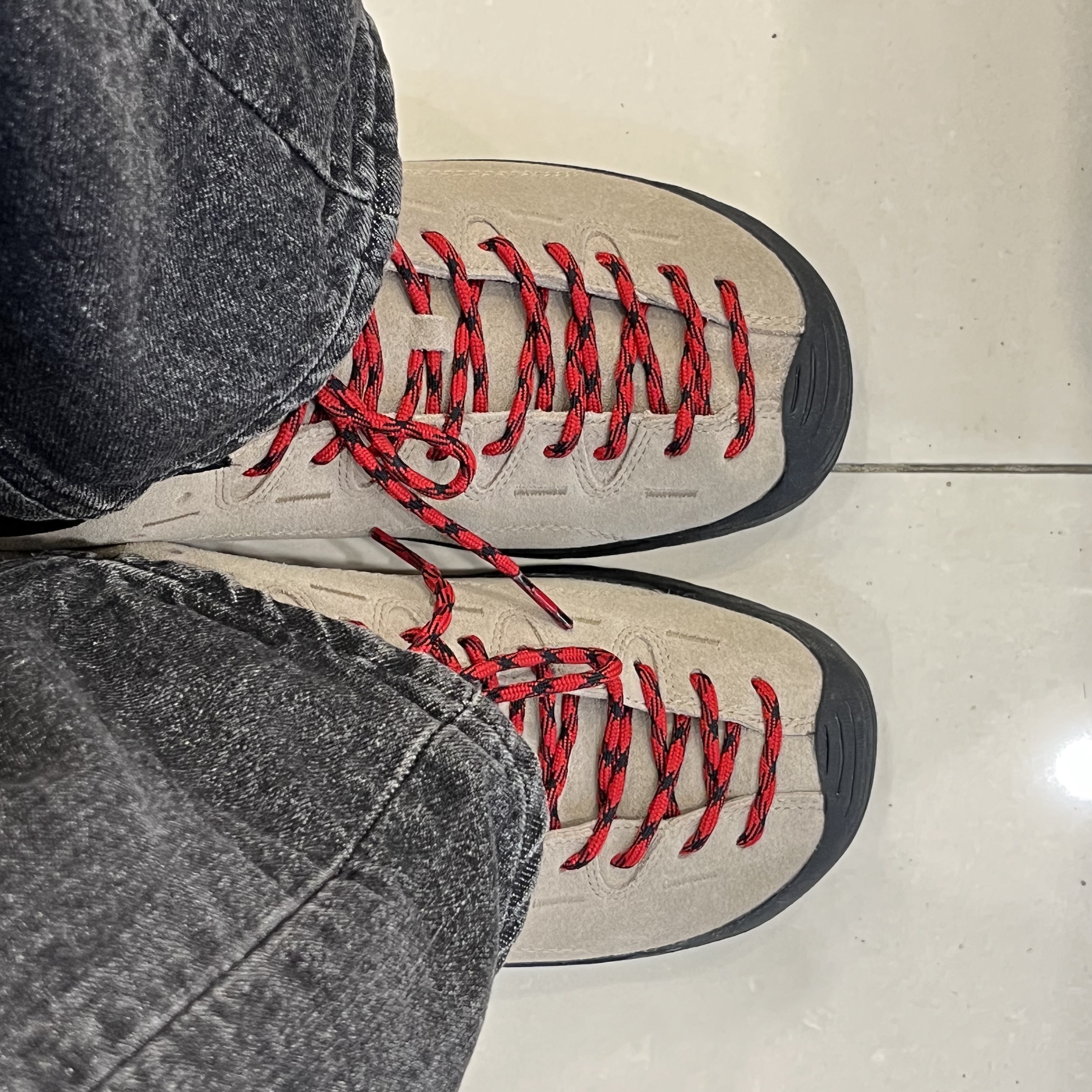 Keen Jasper Suede Sneakers Silver Mink 착용 스타일