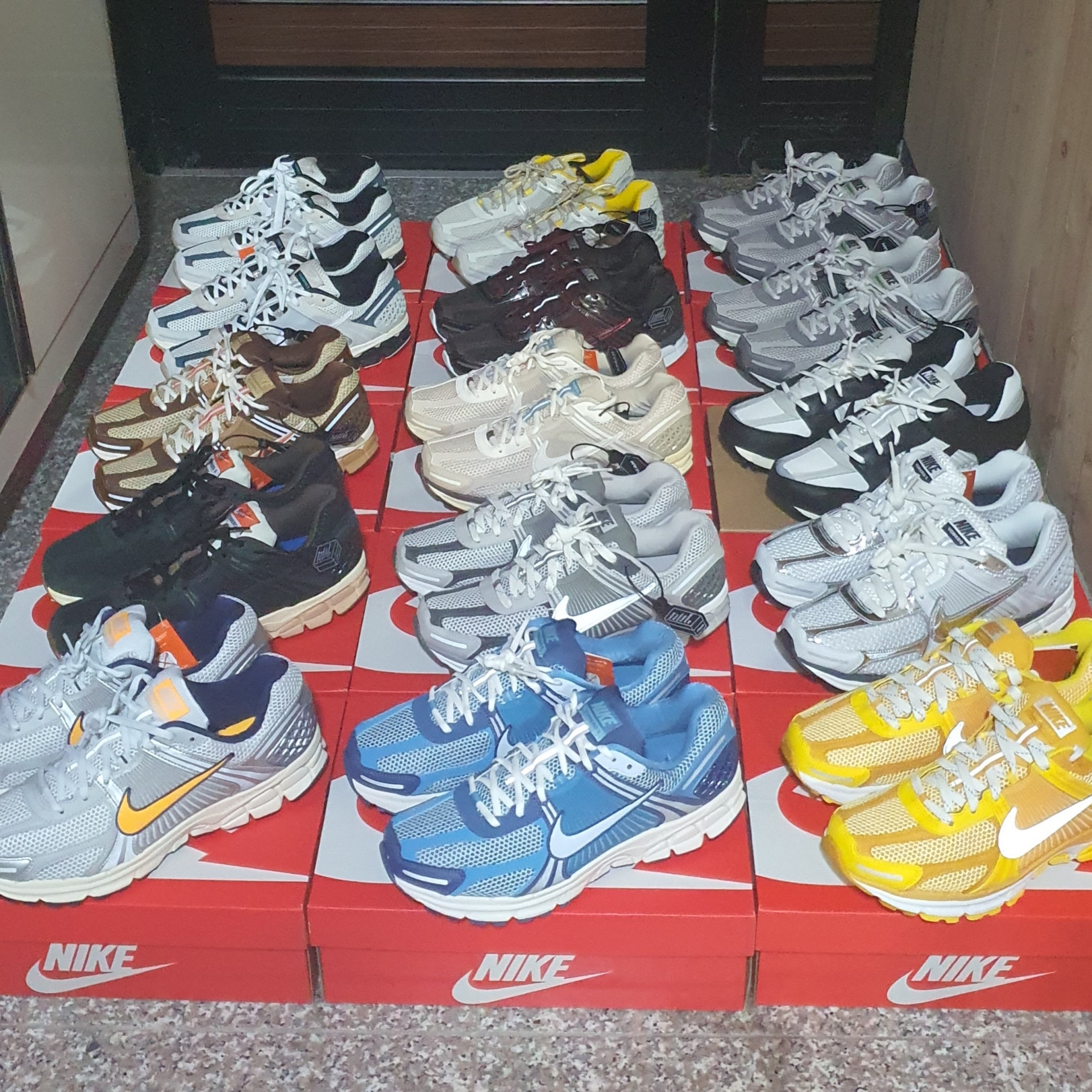 (W) Nike Zoom Vomero 5 Cobblestone and Flat Pewter, Nike Zoom Vomero 5 Velvet Brown 착용 스타일