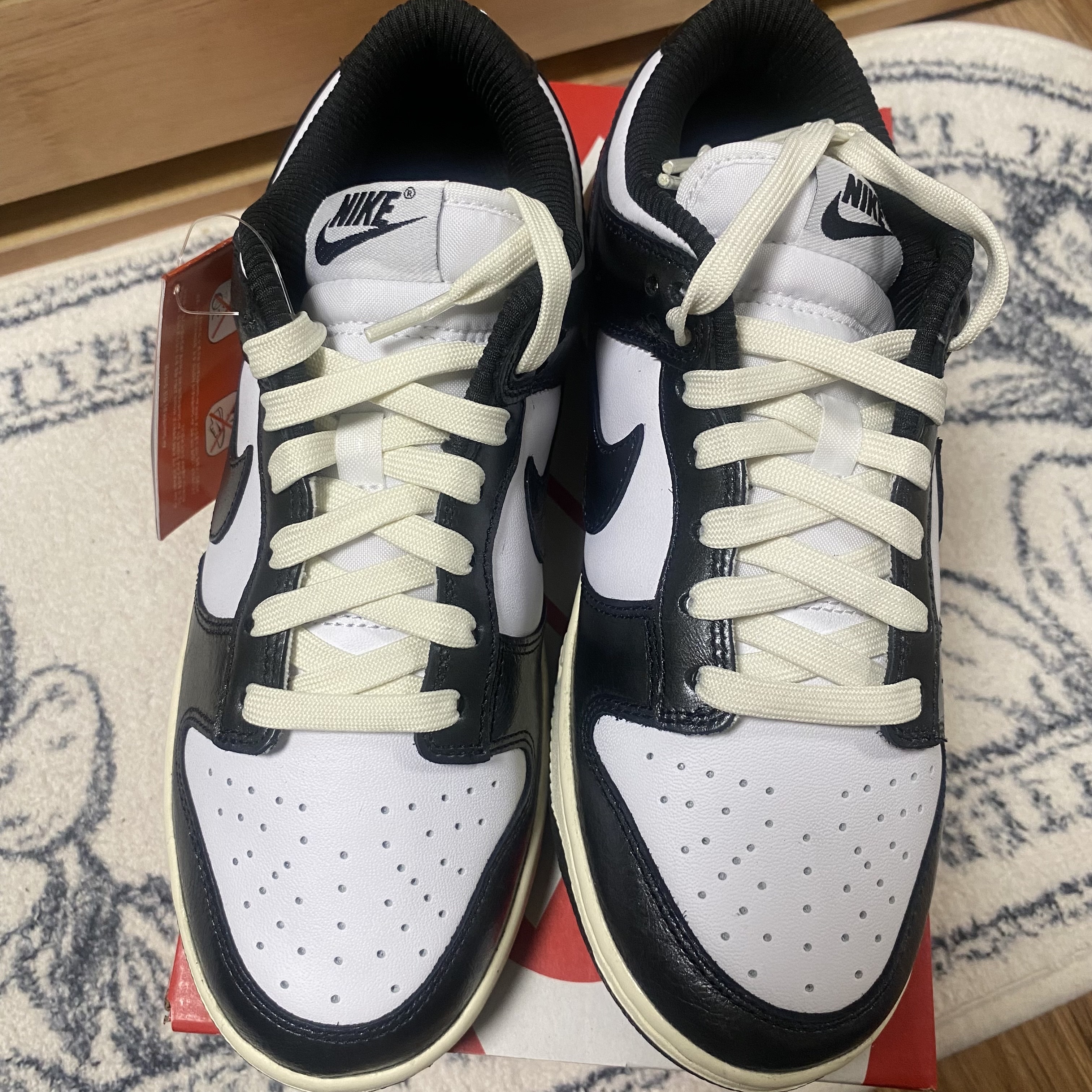 (W) Nike Dunk Low Vintage Black and White 착용 스타일 - 1