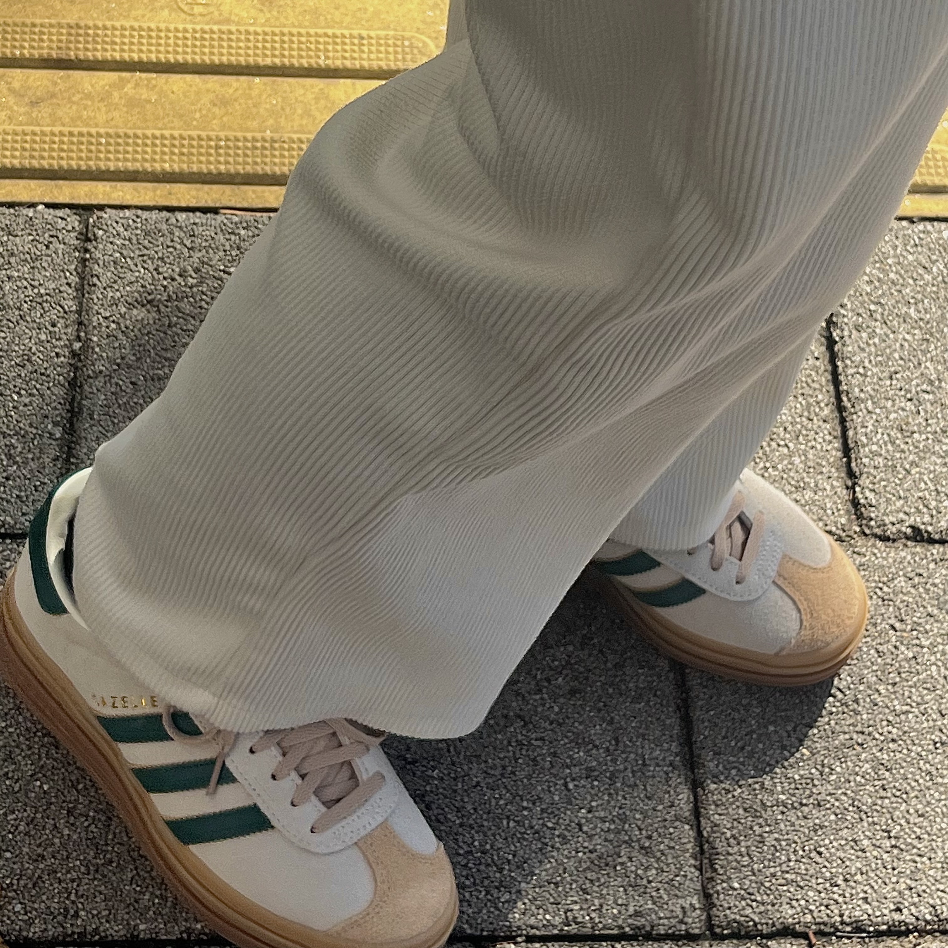 (W) Adidas Gazelle Bold Cream White Collegiate Green, New Balance 327 Grey Purple 착용 스타일 - 2