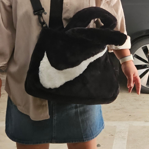 Nike NSW Faux Fur Tote Bag Black 착용 스타일
