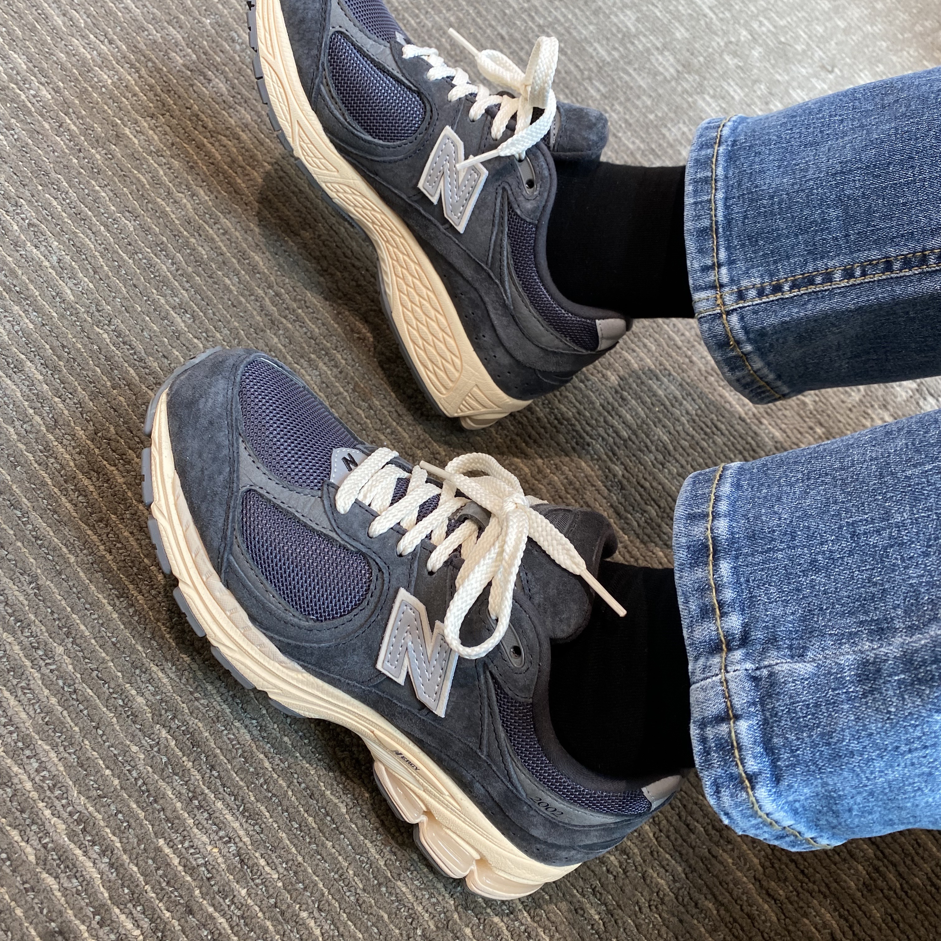 New Balance 2002R Special Vintage Black Grey 착용 스타일