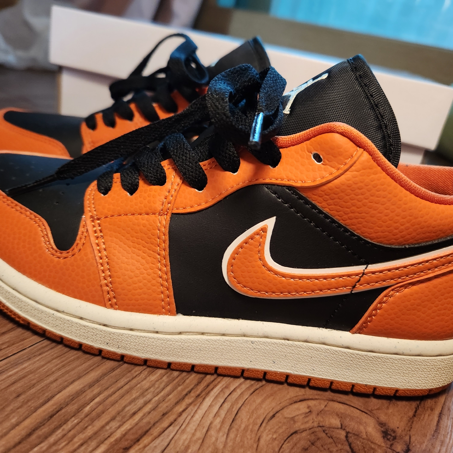 (W) Jordan 1 Low SE Sport Spice Black 착용 스타일