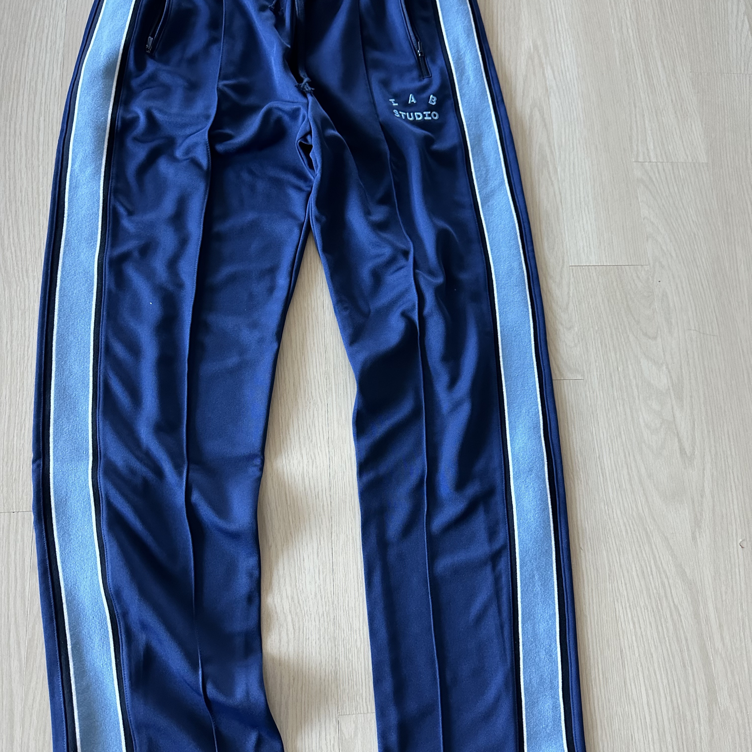 IAB Studio Track Pants Navy - 21SS 착용 스타일