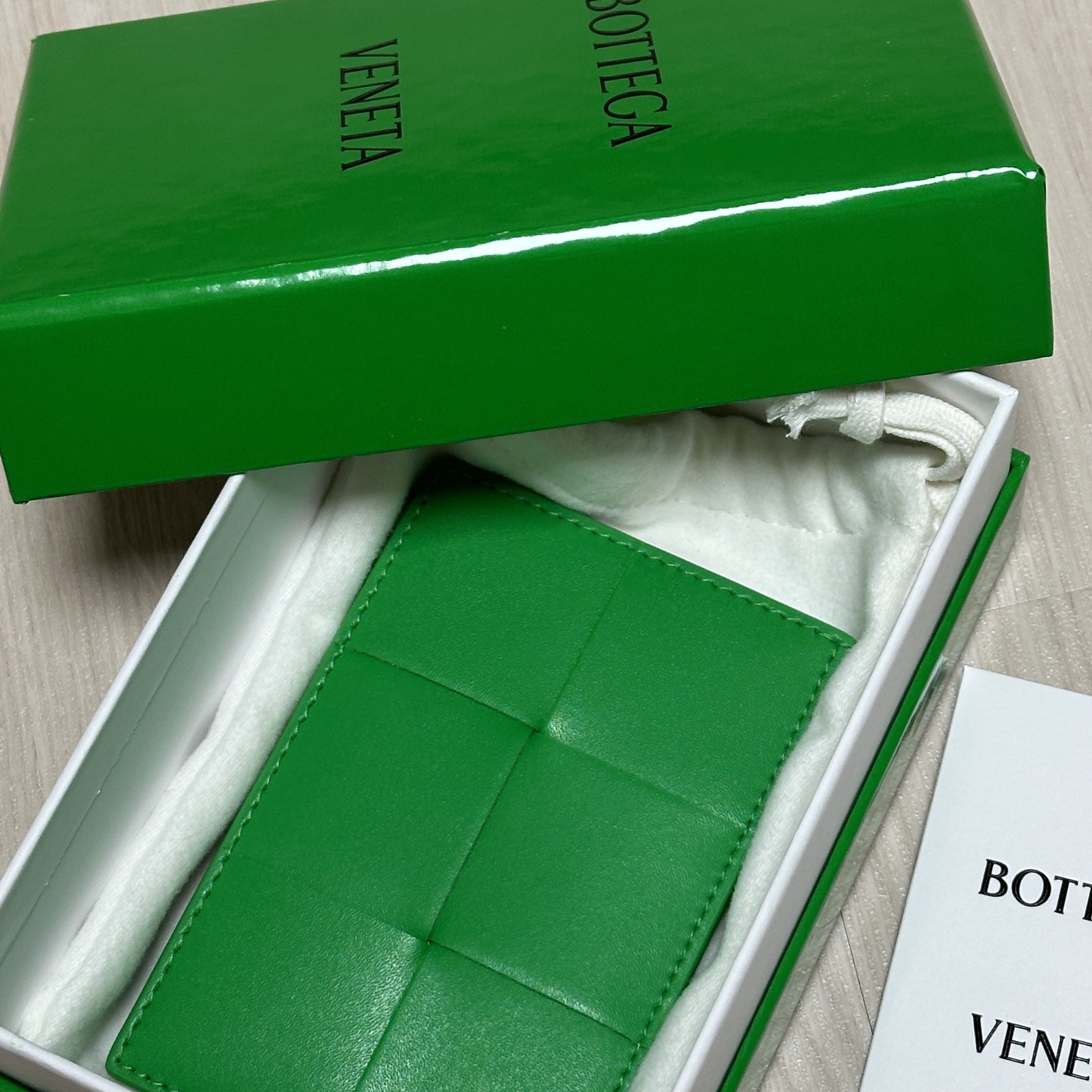 Bottega Veneta Credit Card Case Calfskin Parakeet 착용 스타일