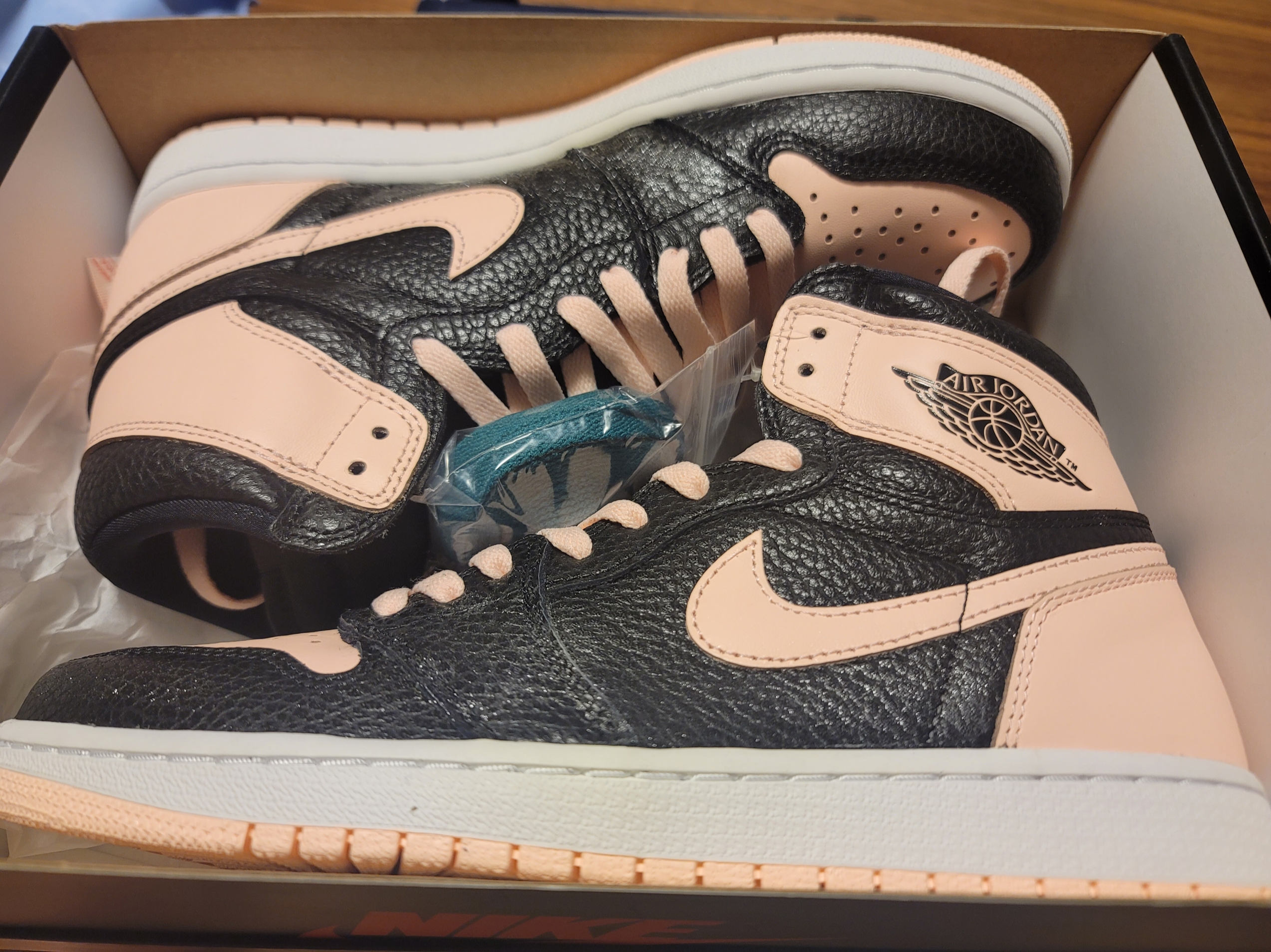Jordan 1 Retro High OG Crimson Tint 착용 스타일