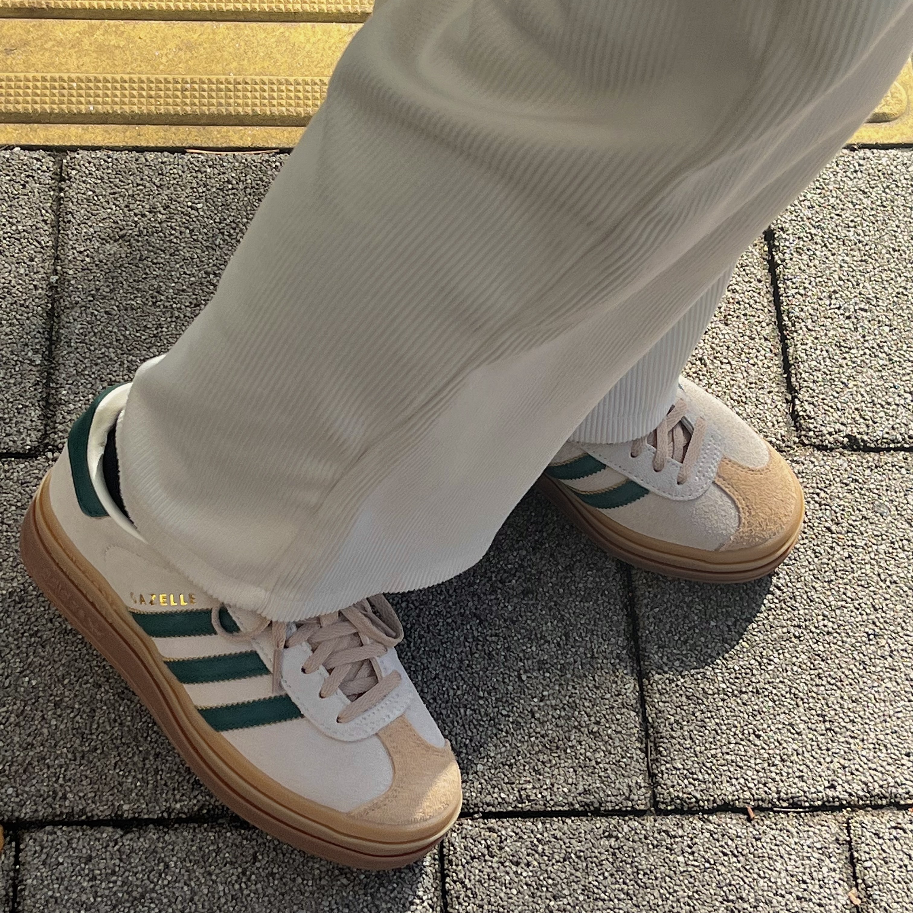 (W) Adidas Gazelle Bold Cream White Collegiate Green, New Balance 327 Grey Purple 착용 스타일 - 1