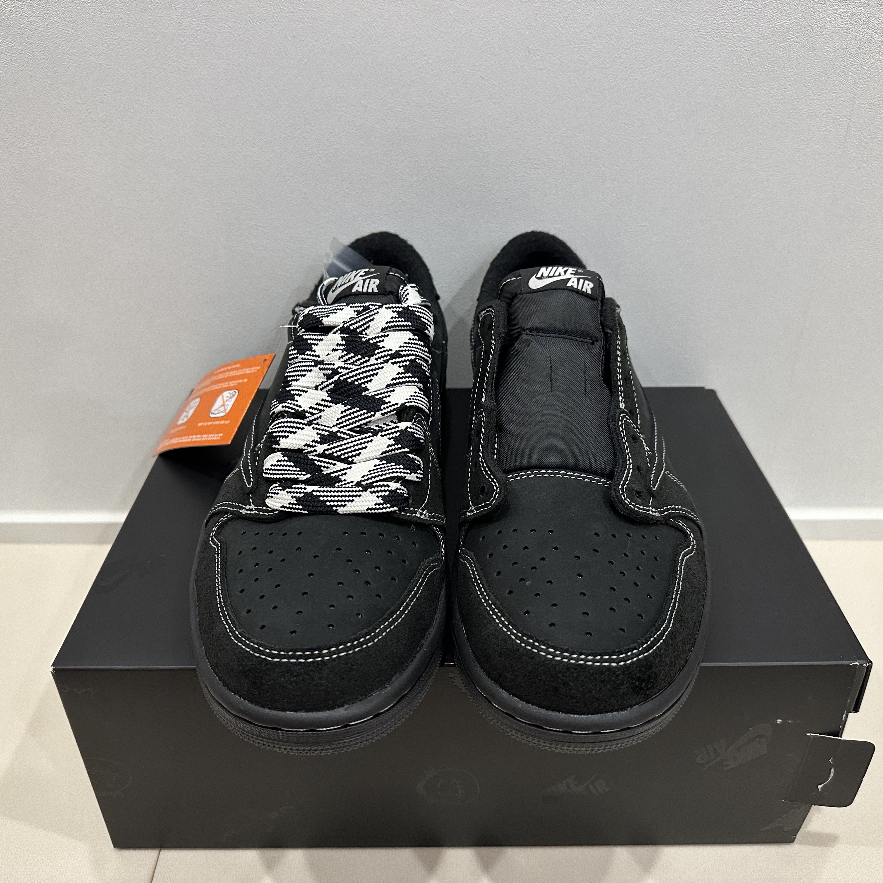 Jordan 1 x Travis Scott Retro Low OG SP Black Phantom 착용 스타일 - 2