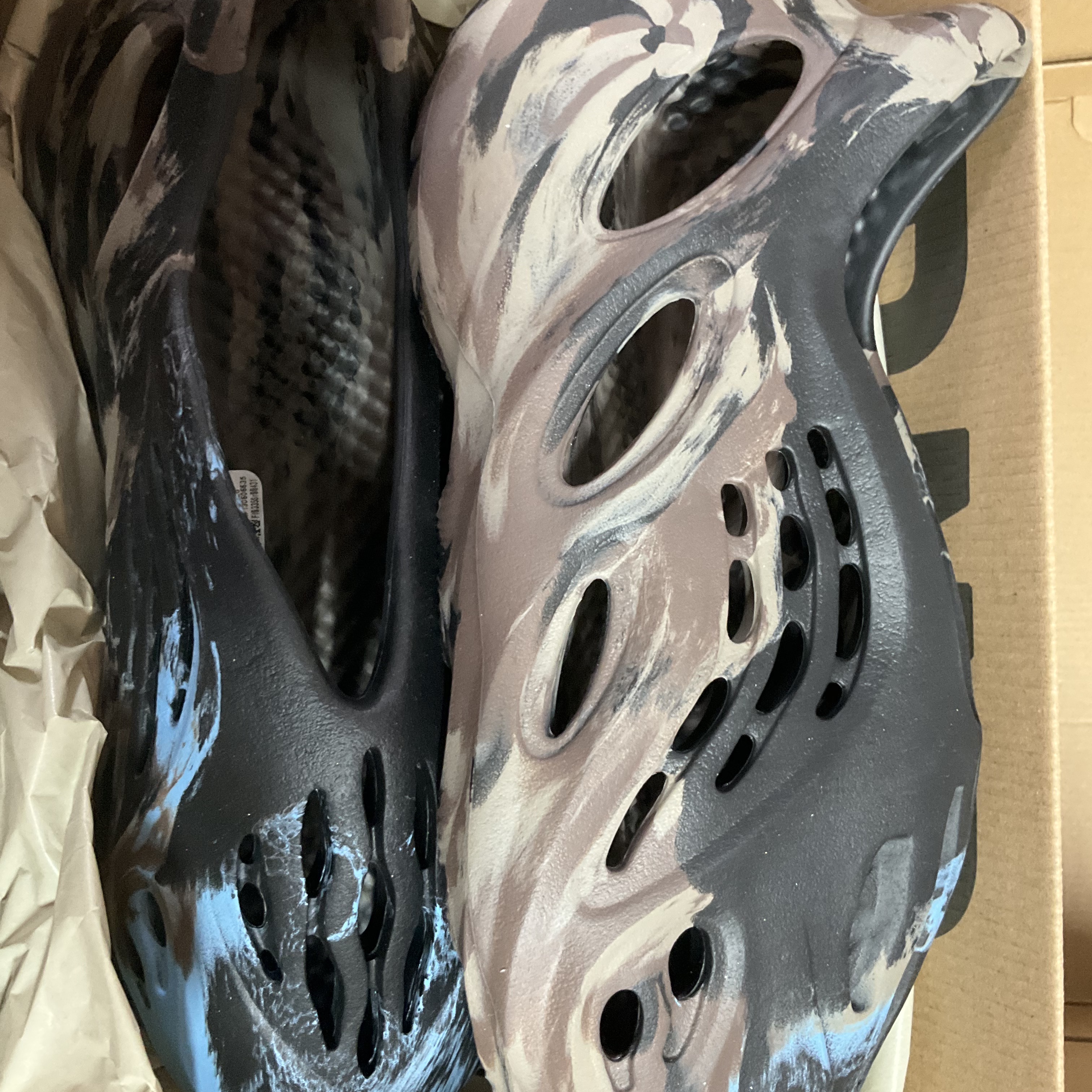 Adidas Yeezy Foam RNNR MX Cinder 착용 스타일