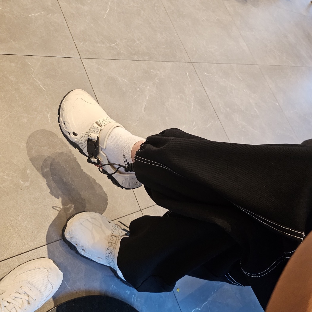 Crocs All Terrain Atlas Stucco Black 착용 스타일