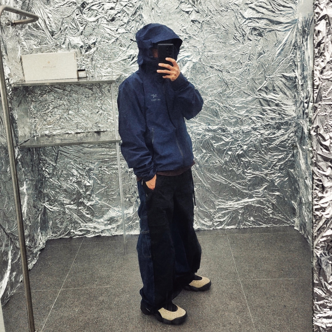 Arc'teryx Beta LT Jacket Black Sapphire, Oakley Factory Team x Brain Dead Flesh Sandal Sand Blue 착용 스타일 - 2