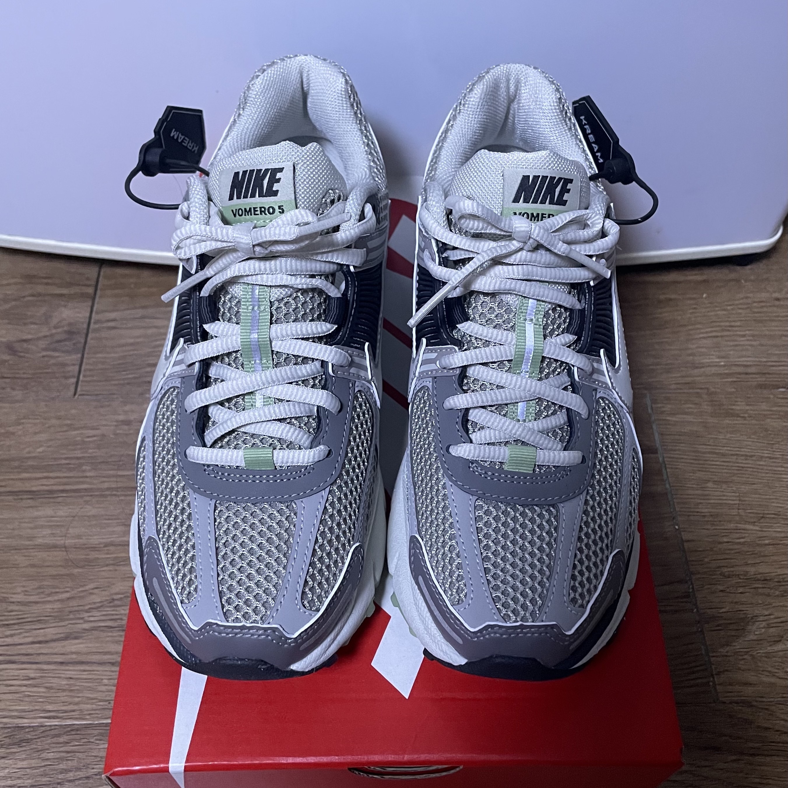 (W) Nike Zoom Vomero 5 Cobblestone and Flat Pewter 착용 스타일 - 3