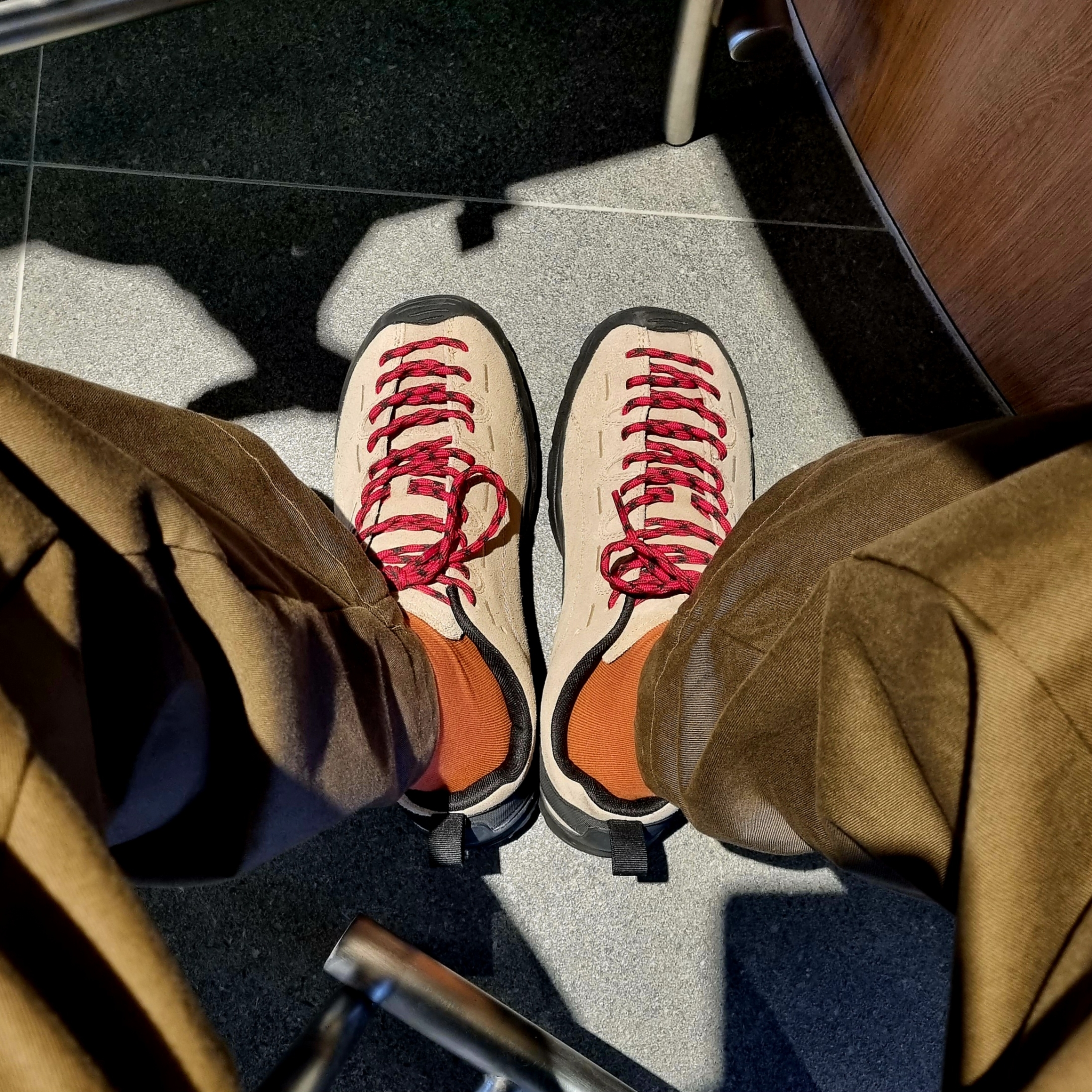 Keen Jasper Suede Sneakers Silver Mink 착용 스타일 - 1