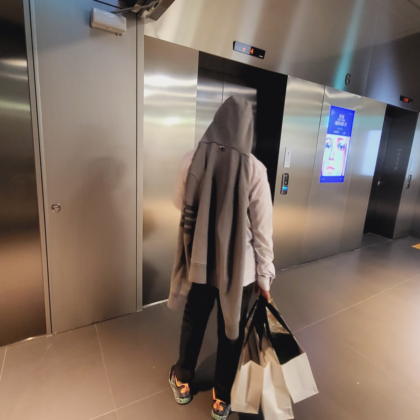 Thom Browne Cotton Loopback Relaxed Fit Tonal 4-Bar Zip-Up Hoodie Medium Grey, Supreme Backpack Black - 23FW 착용 스타일 - 1
