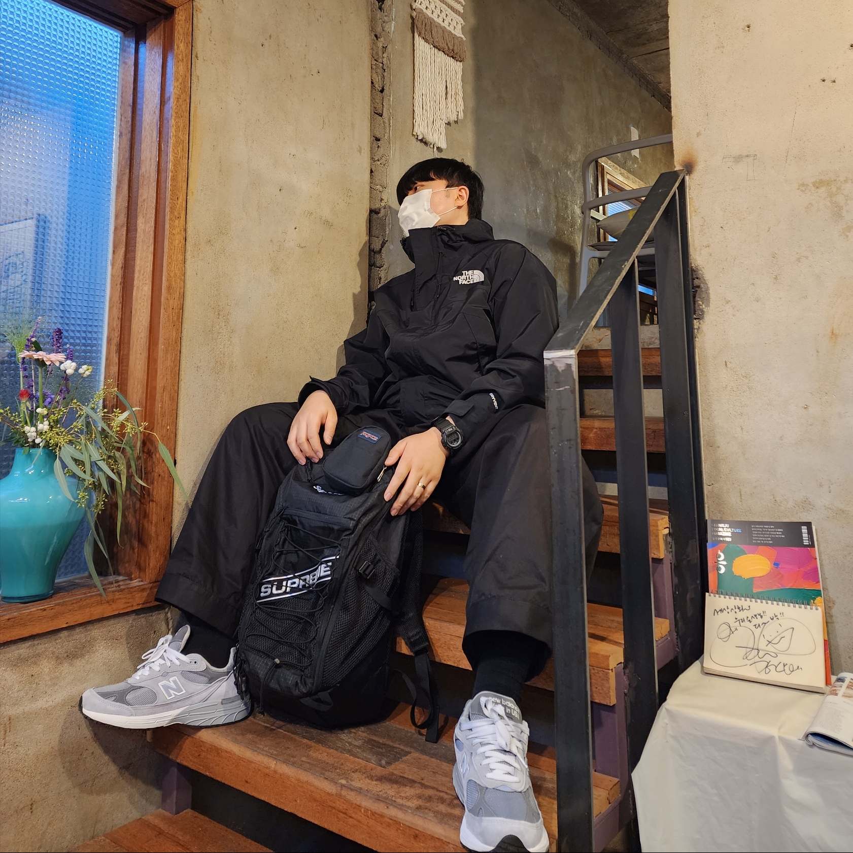 Jansport Super Stash Black, The North Face Hi Mountain Jacket Black 착용 스타일 - 1