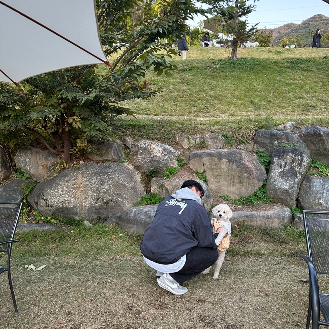 Nike x Stussy Windrunner Jacket Off Noir, Nike x Sacai x Fragment LDWaffle Light Smoke Grey 착용 스타일 - 1