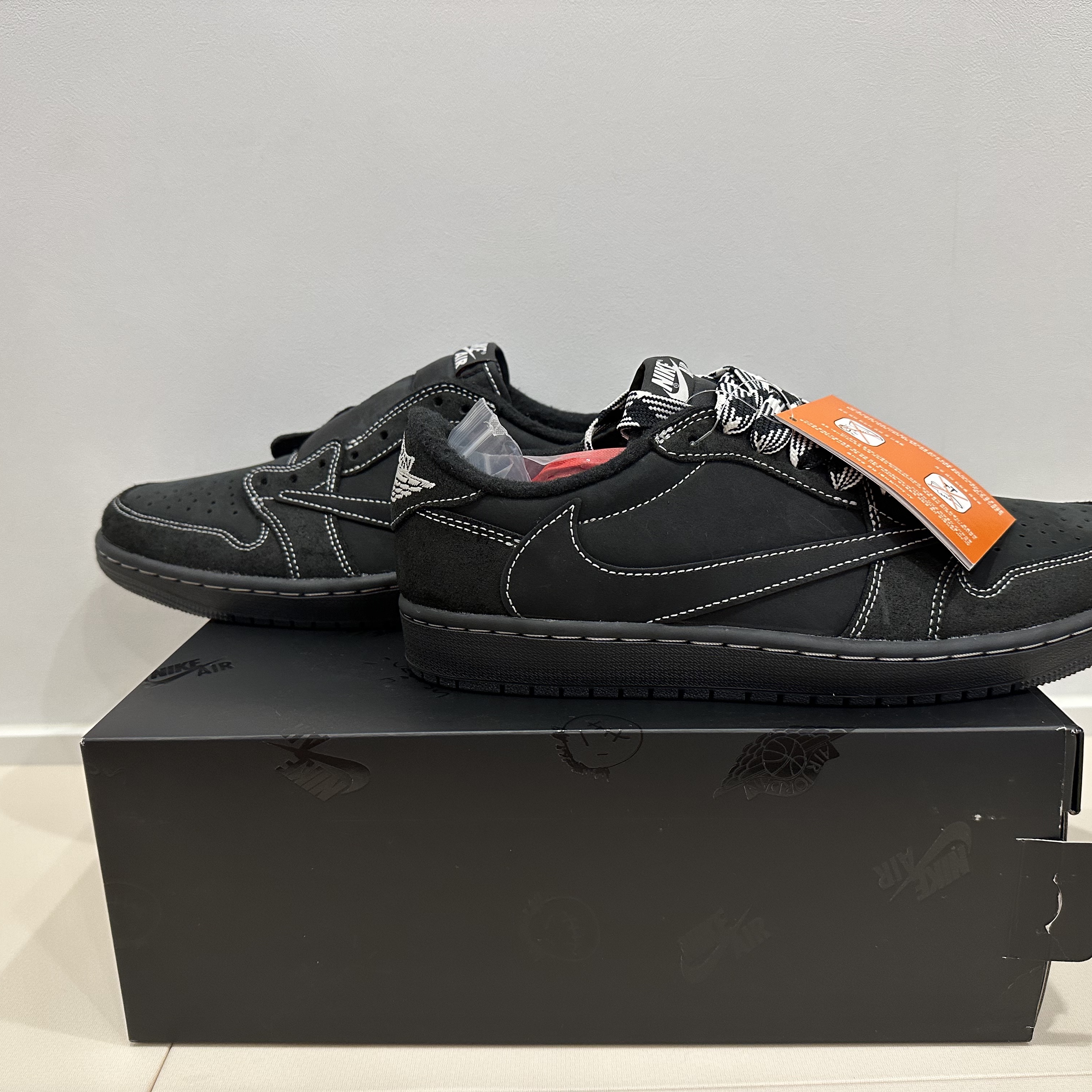 Jordan 1 x Travis Scott Retro Low OG SP Black Phantom 착용 스타일 - 4