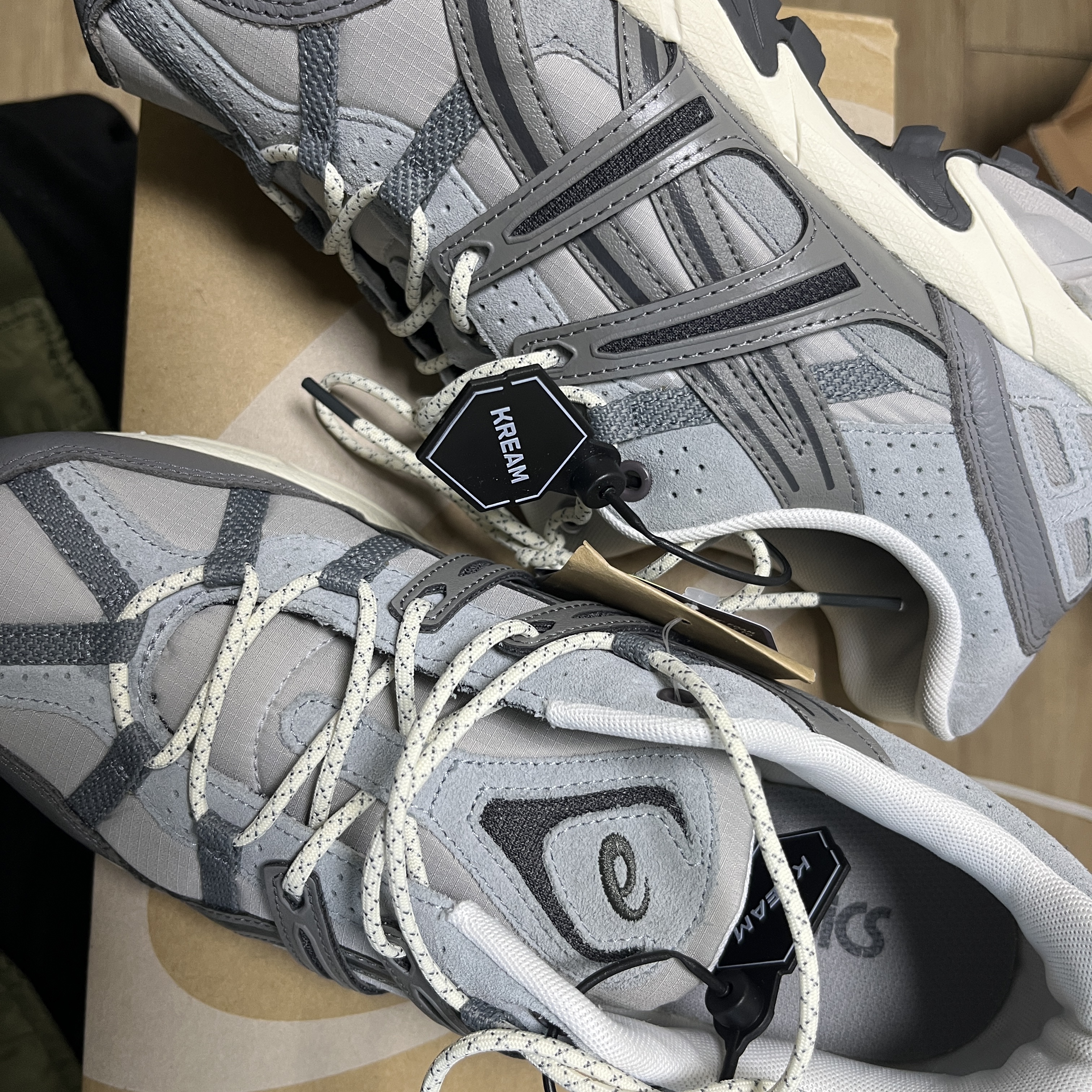 Asics Gel-Sonoma 15-50 Oyster Grey Clay Grey 착용 스타일 - 2