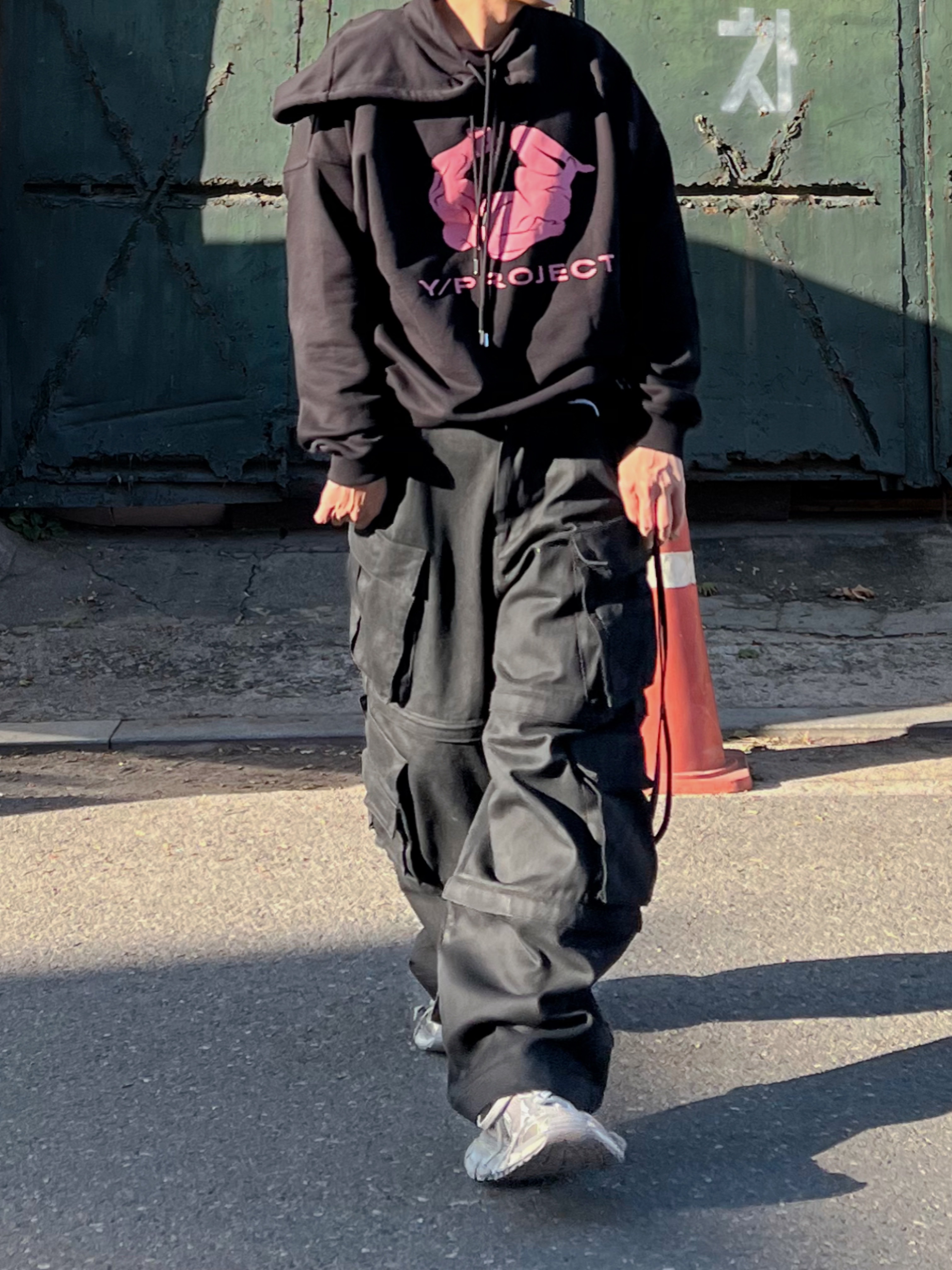 Balenciaga 3XL Sneakers Light Beige, Project G/R Oversized Convertible Cargo Pants Coated Black 착용 스타일