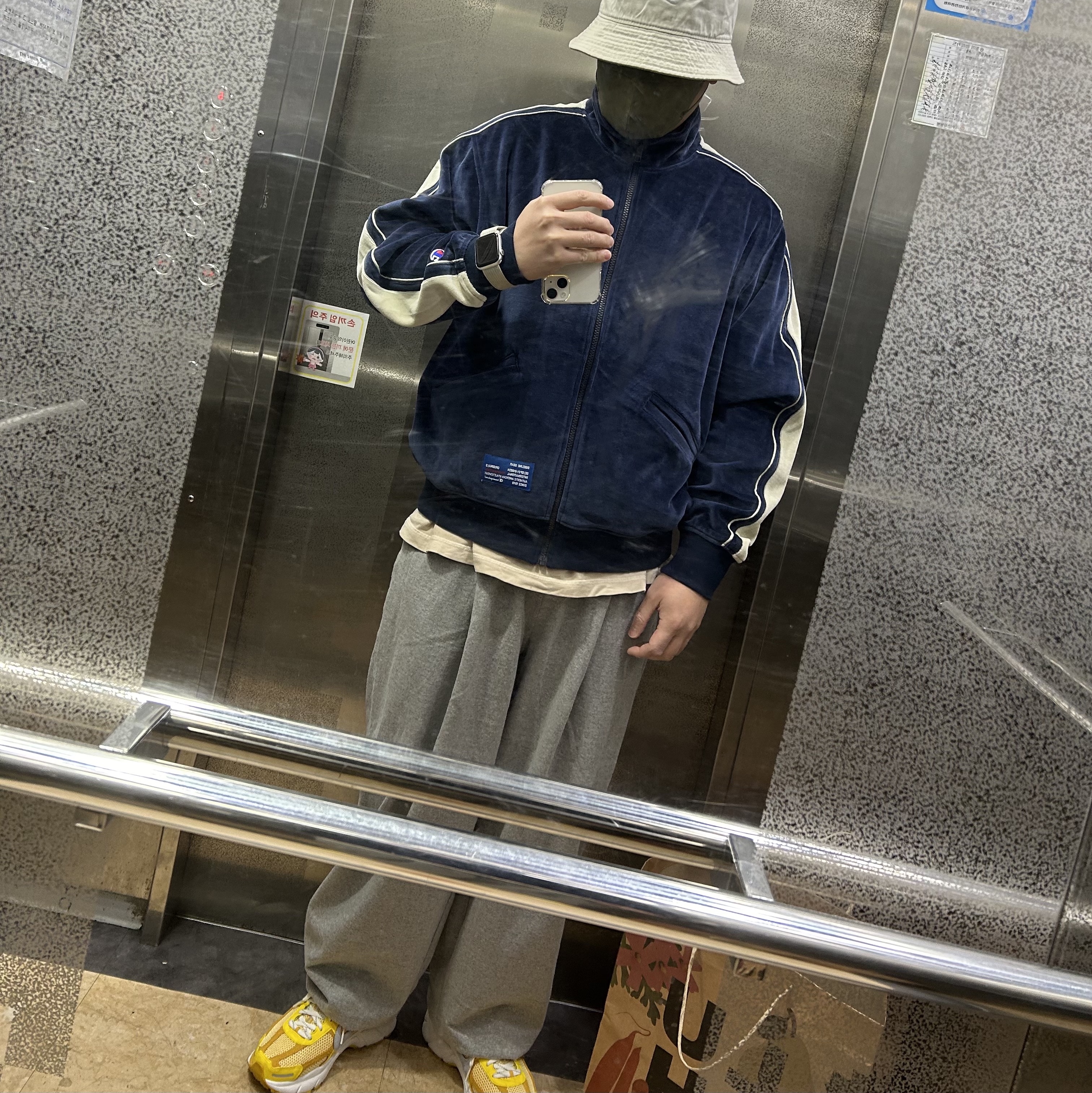 Nike Zoom Vomero 5 Yellow Ochre, Nike Futura Washed Bucket Hat Light Bone 착용 스타일