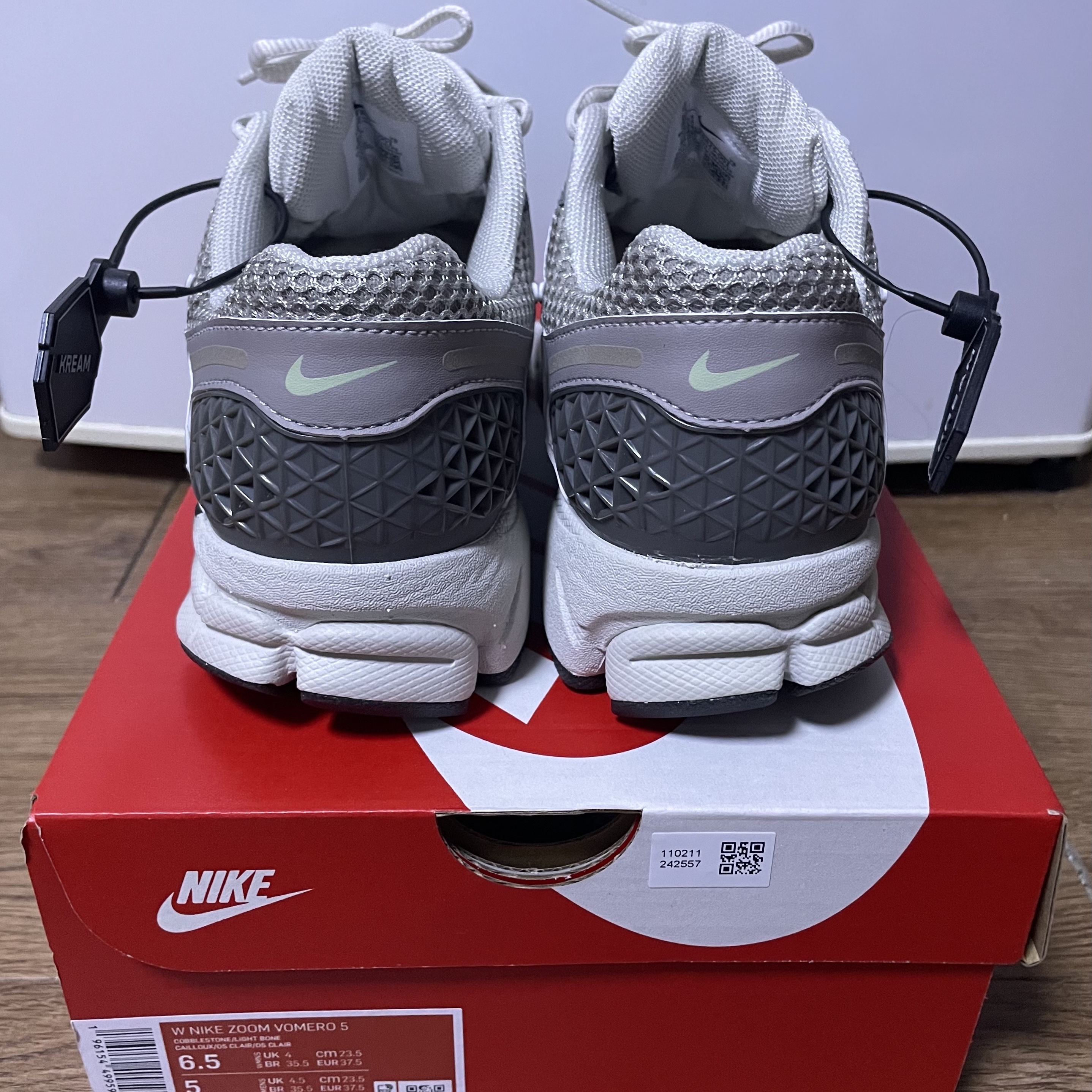 (W) Nike Zoom Vomero 5 Cobblestone and Flat Pewter 착용 스타일 - 5