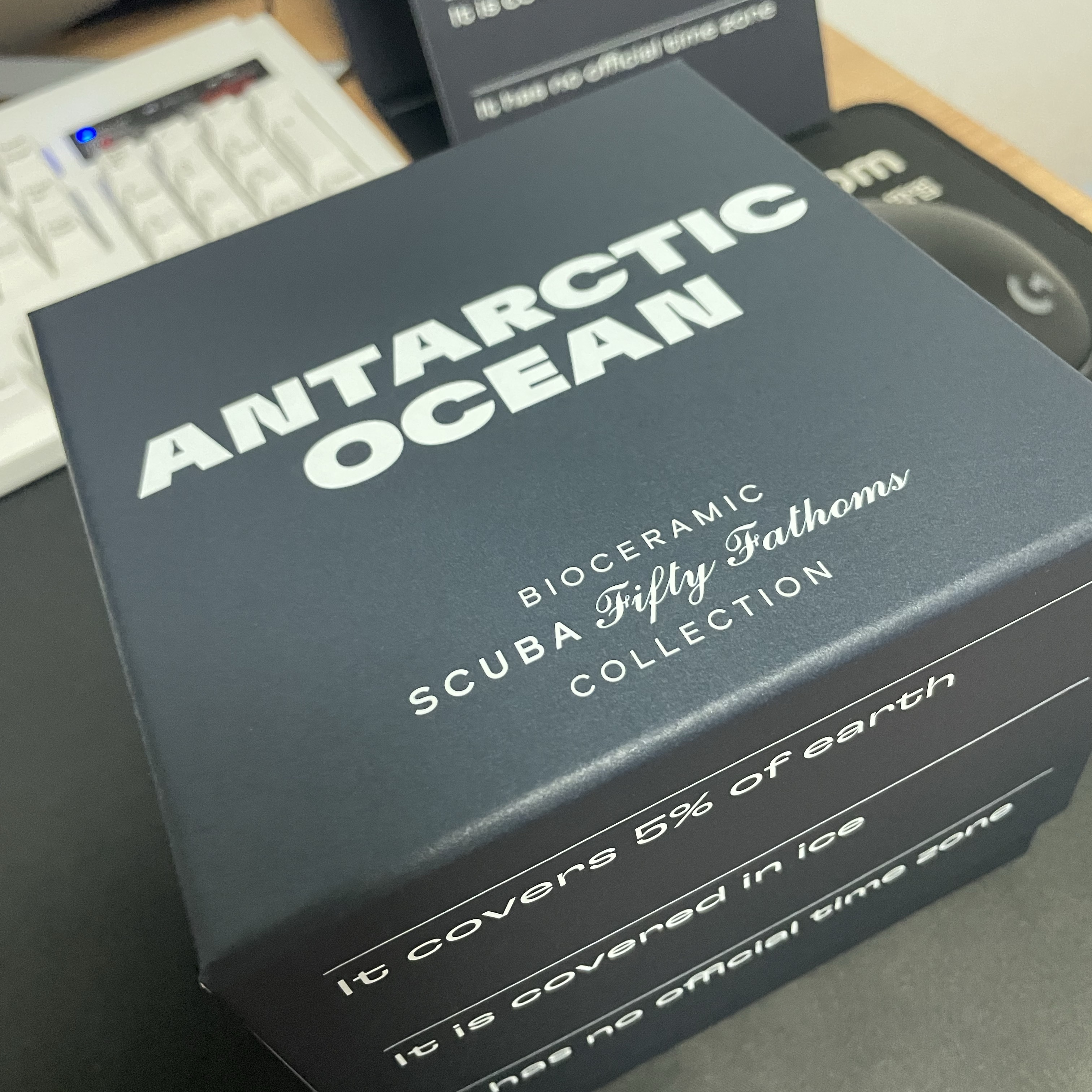 Swatch x Blancpain Bioceramic Antarctic Ocean 착용 스타일 - 4