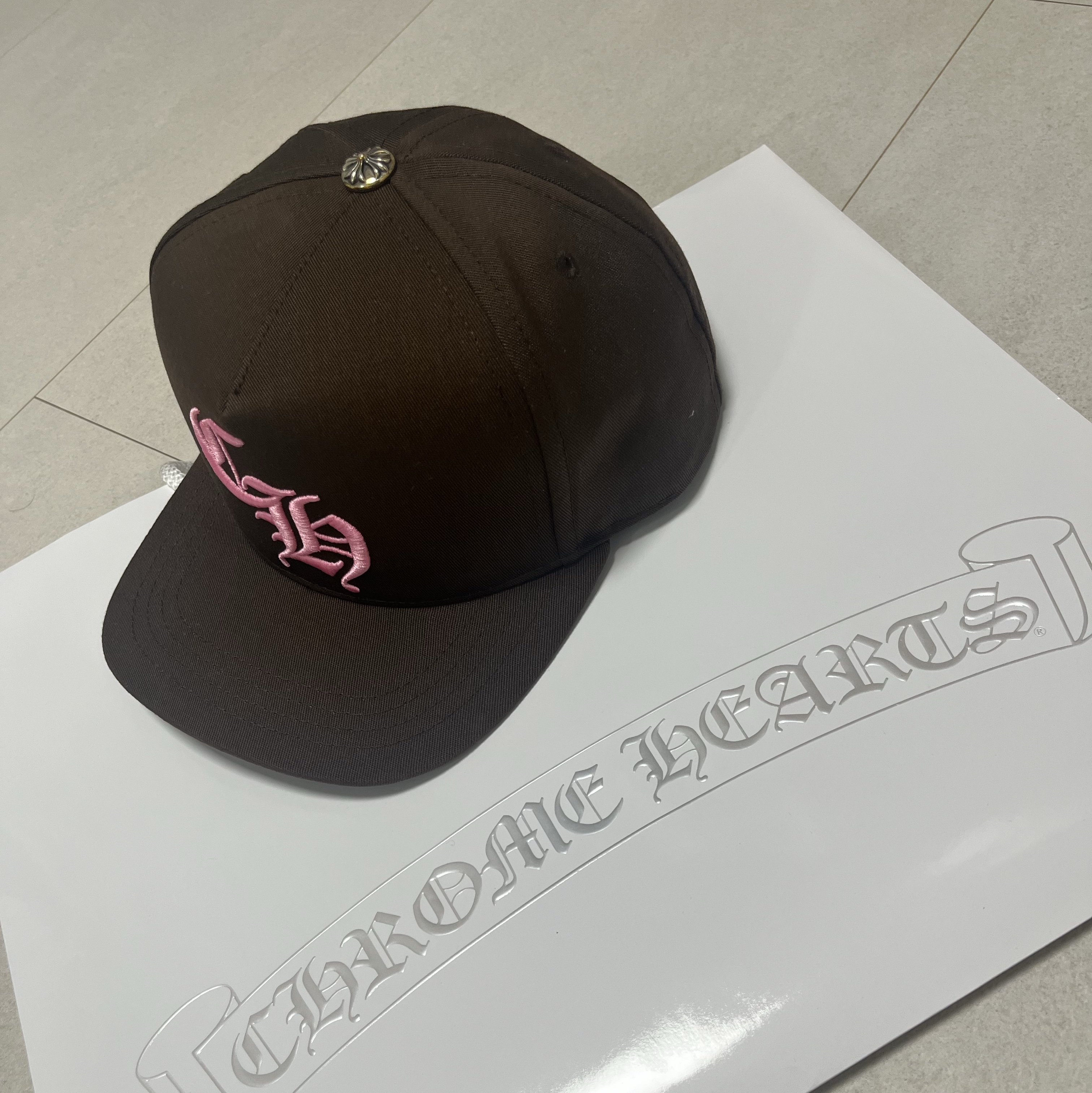 Chrome Hearts CH Baseball Hat Brown Pink 착용 스타일 - 2
