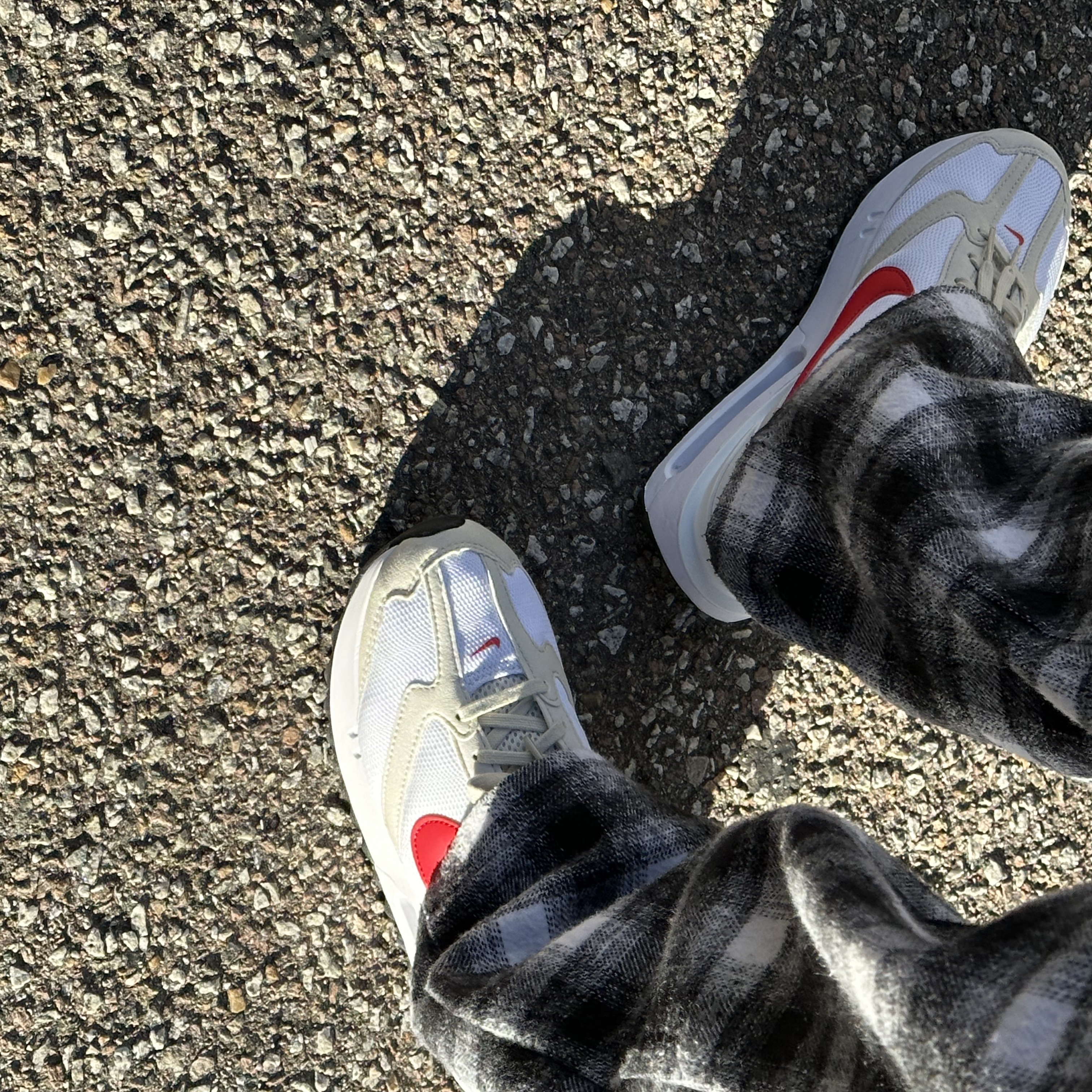 Nike Air Max Dawn Light Bone University Red 착용 스타일 - 2