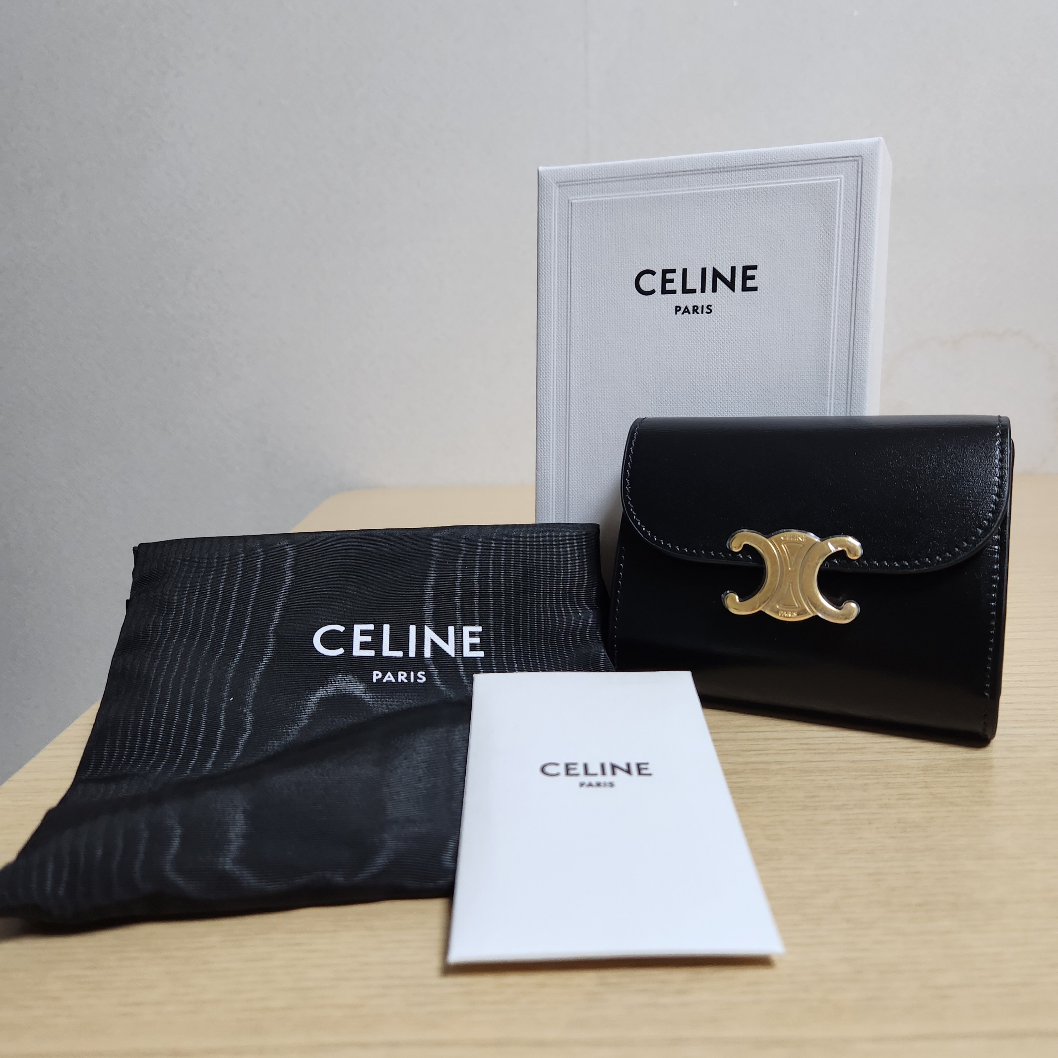 Celine Small Wallet Triomphe in Shiny Calfskin Black 착용 스타일
