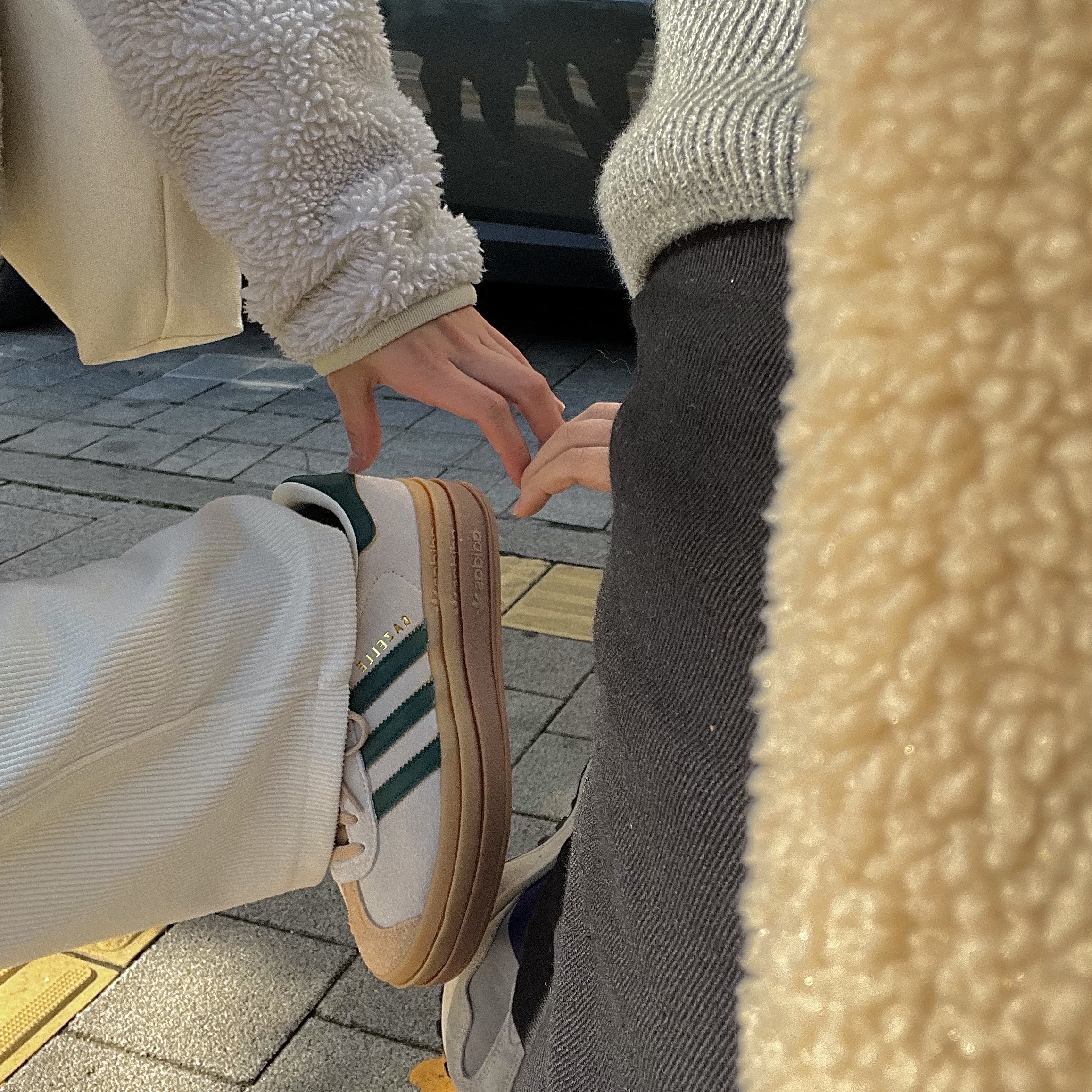 (W) Adidas Gazelle Bold Cream White Collegiate Green, New Balance 327 Grey Purple 착용 스타일 - 4