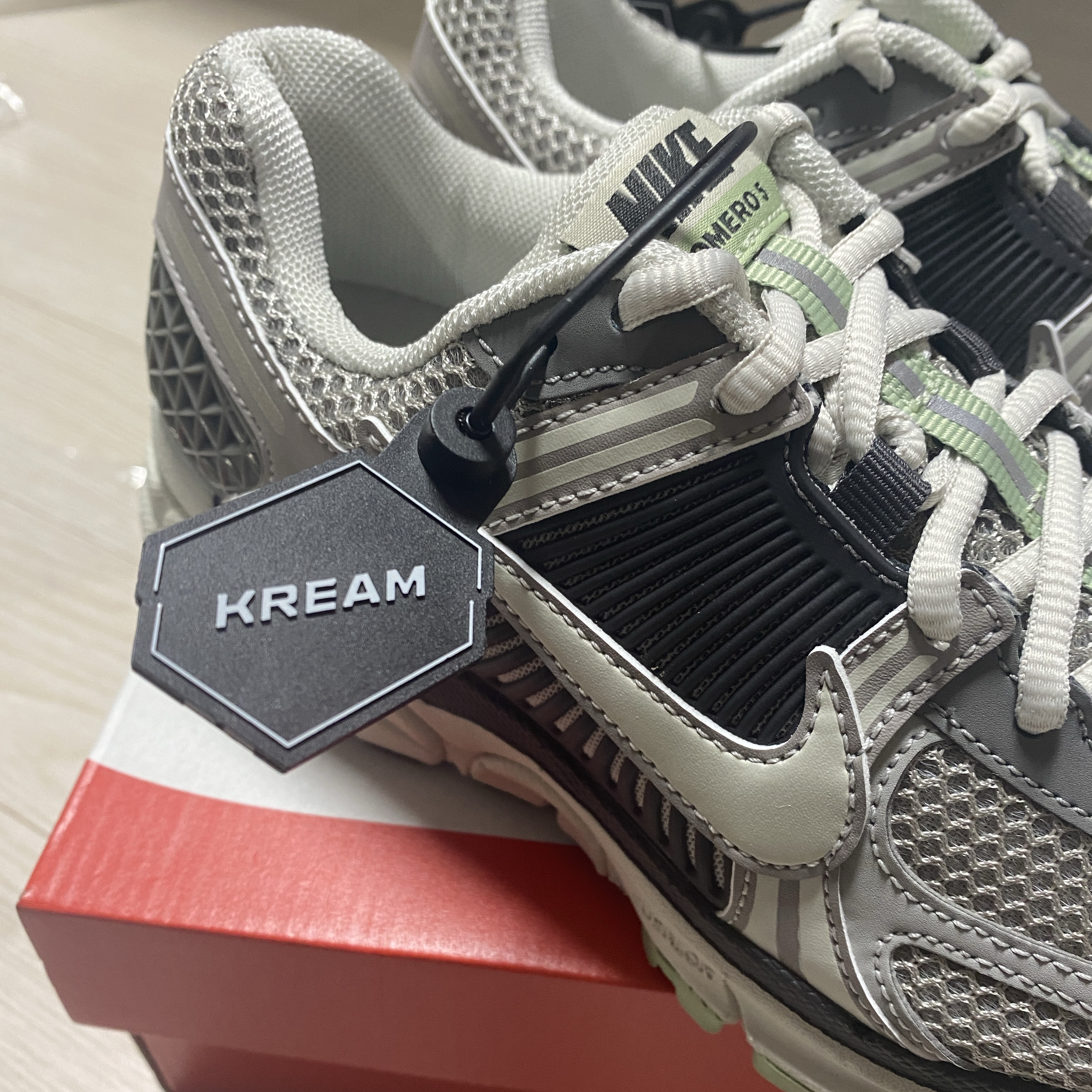 (W) Nike Zoom Vomero 5 Cobblestone and Flat Pewter 착용 스타일