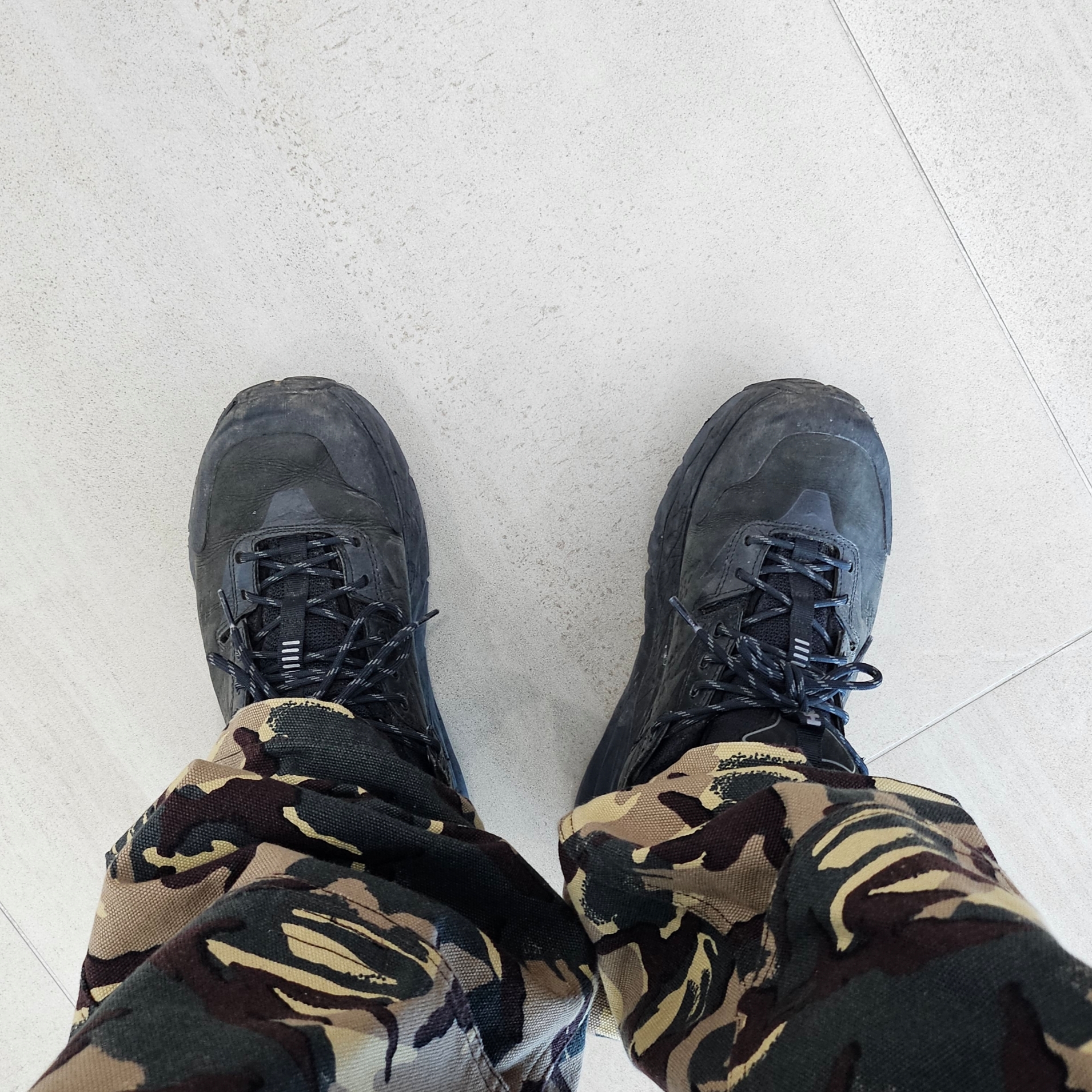 Hoka Kaha Low Gore-Tex Black Charcoal Gray 착용 스타일