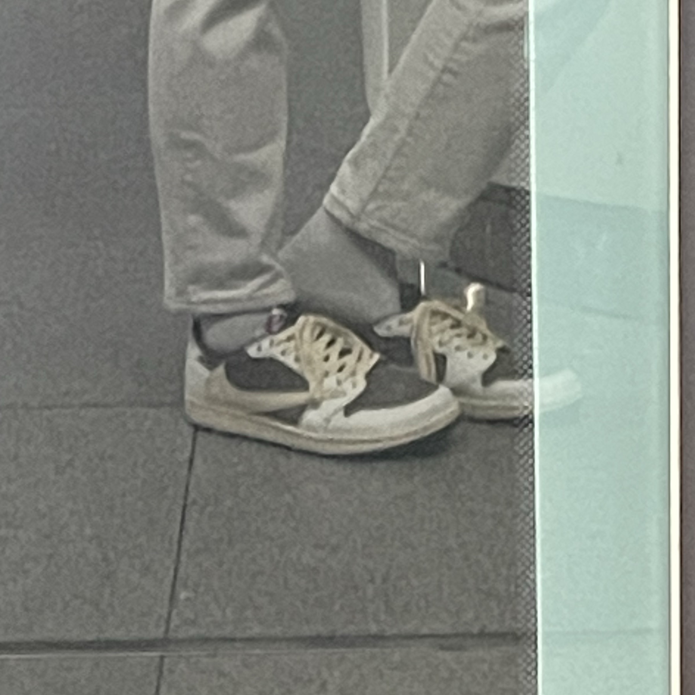 Jordan 1 x Travis Scott Retro Low OG SP Sail and Ridgerock 착용 스타일