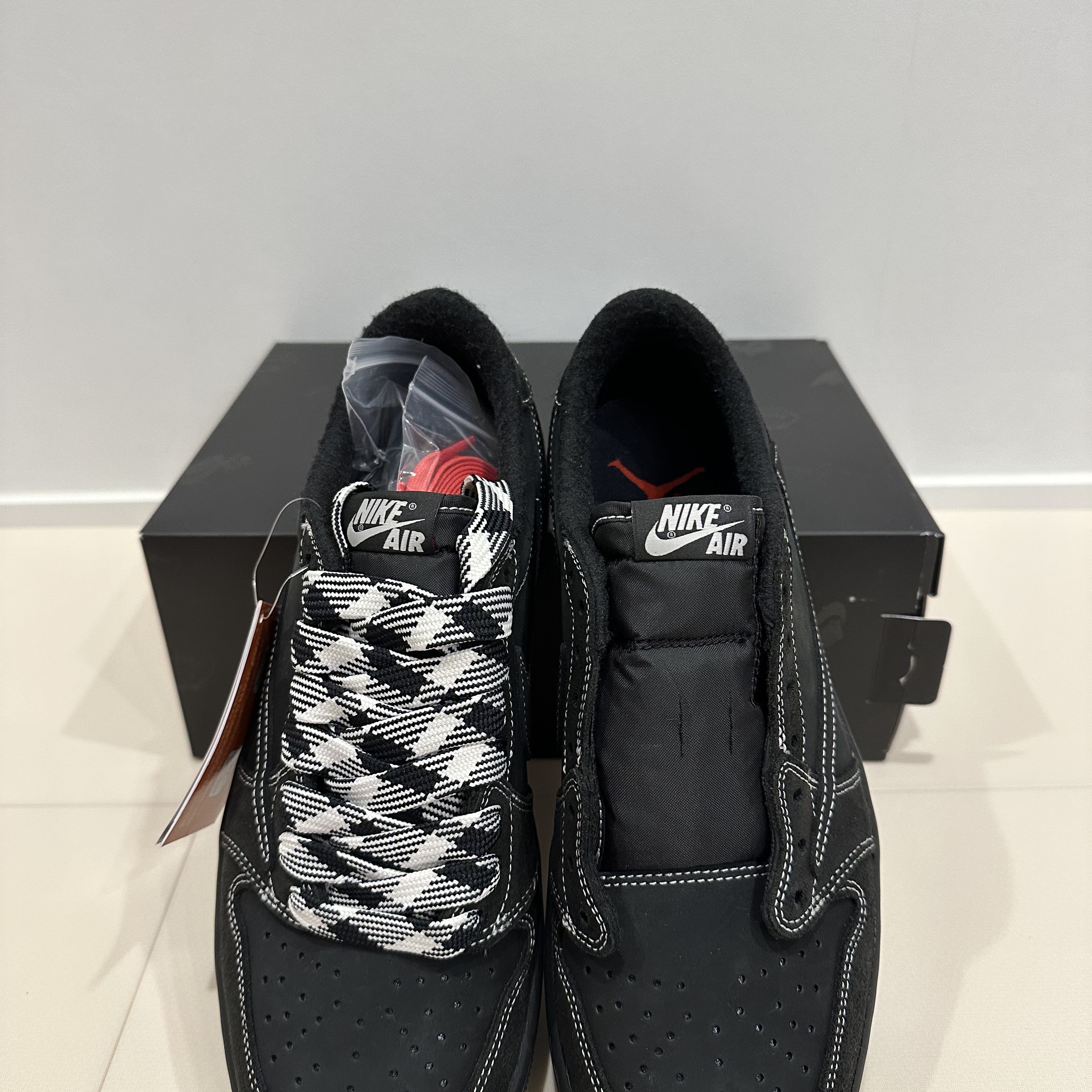 Jordan 1 x Travis Scott Retro Low OG SP Black Phantom 착용 스타일 - 5