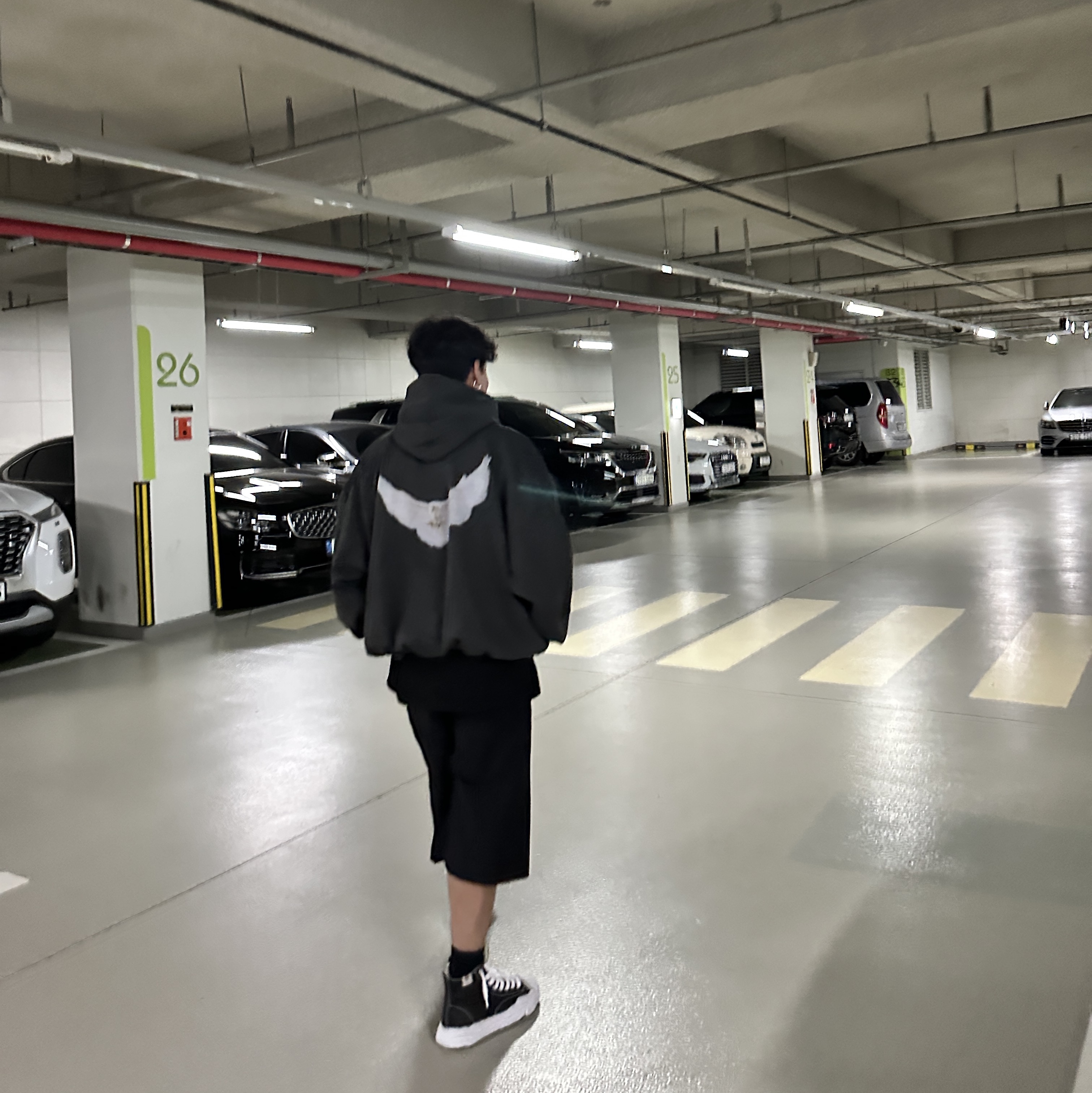 Yeezy Gap Engineered By Balenciaga Dove Hoodie Black, Maison Mihara Yasuhiro Peterson23 OG Sole Canvas High-top Sneakers Black 착용 스타일