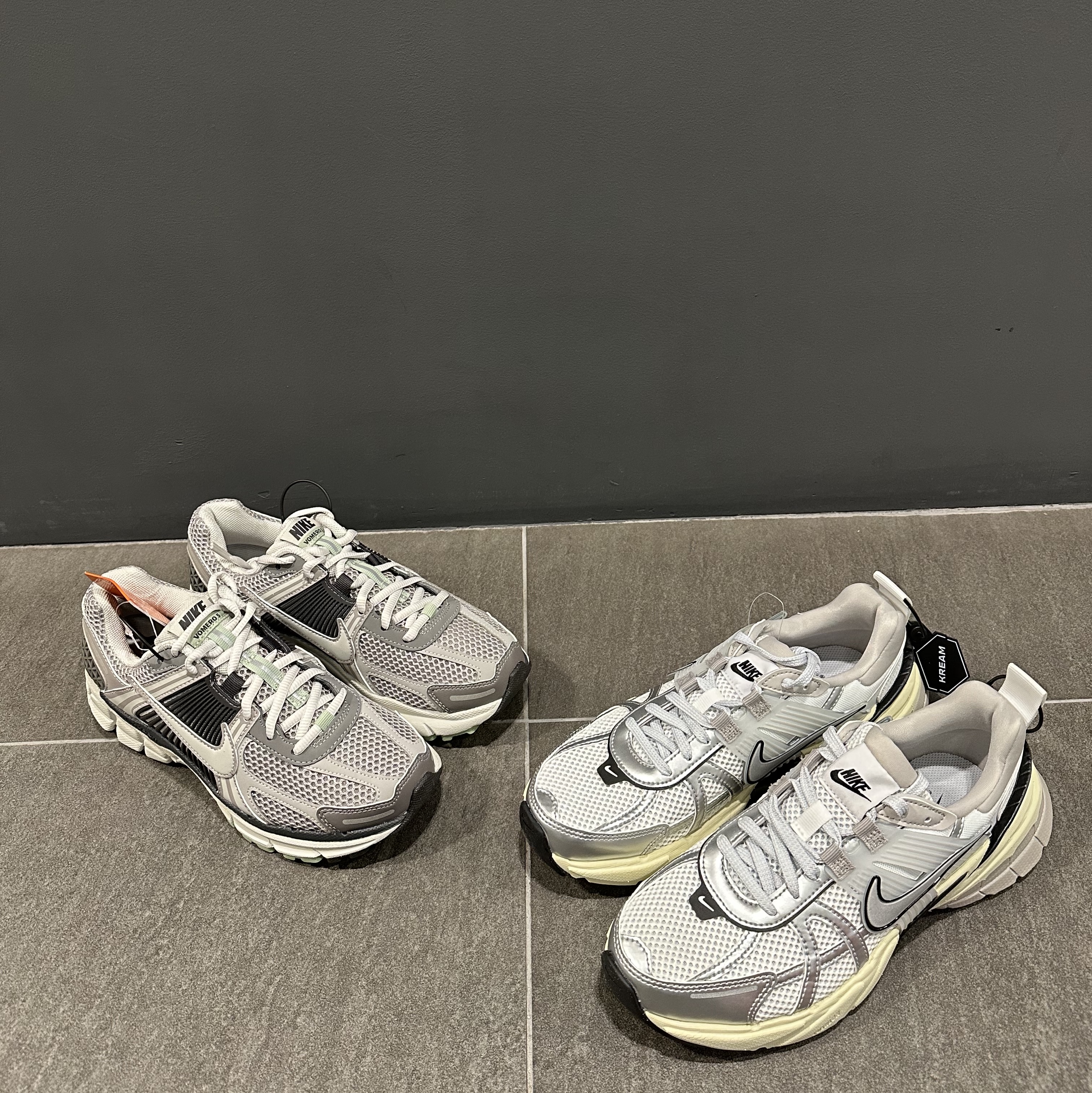 (W) Nike Zoom Vomero 5 Cobblestone and Flat Pewter, Nike V2K Run Summit White Metallic Silver 착용 스타일 - 4
