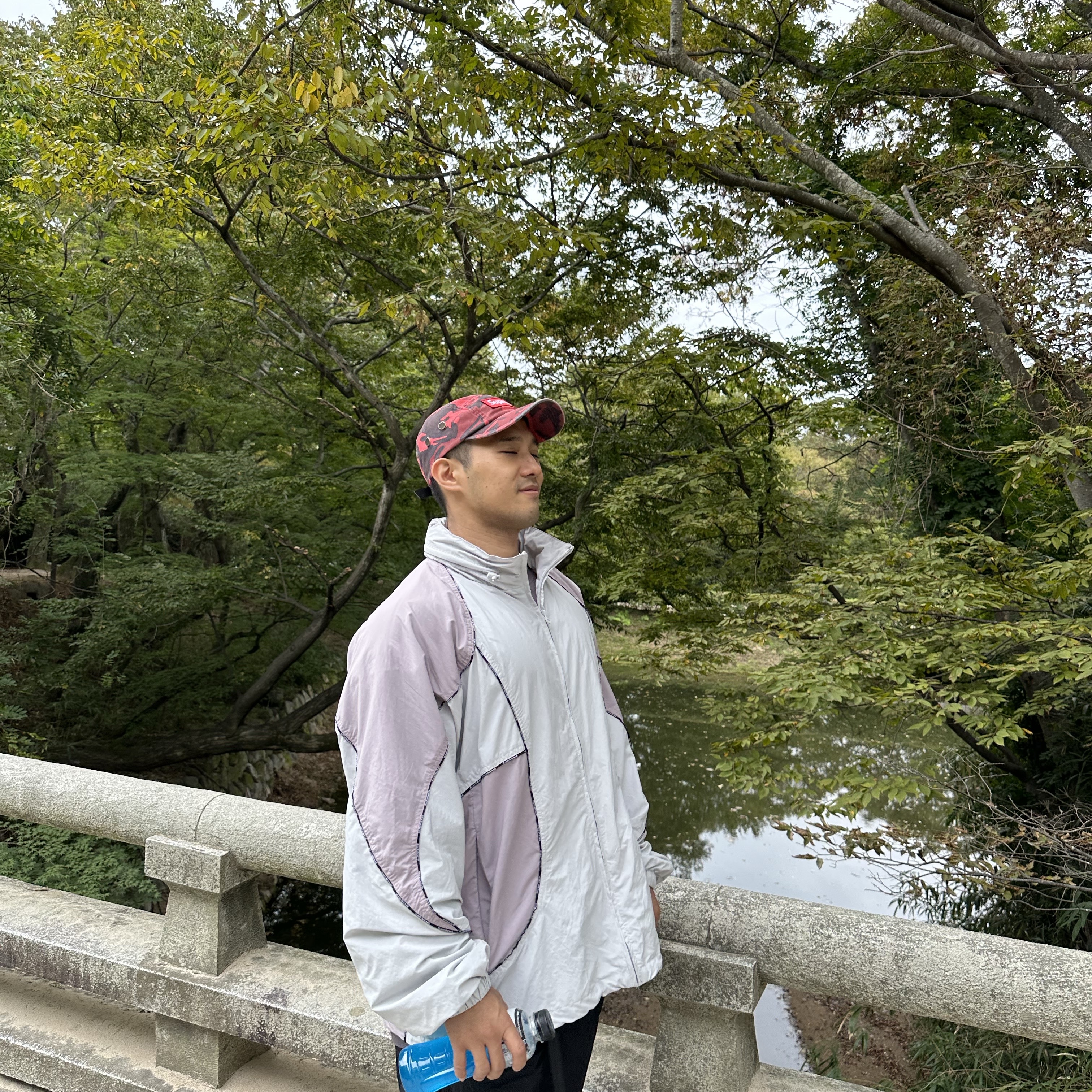 Supreme Logo Piping Hooded Track Jacket Grey - 23FW, Supreme Military Camp Cap Red Camo - 23SS 착용 스타일 - 2
