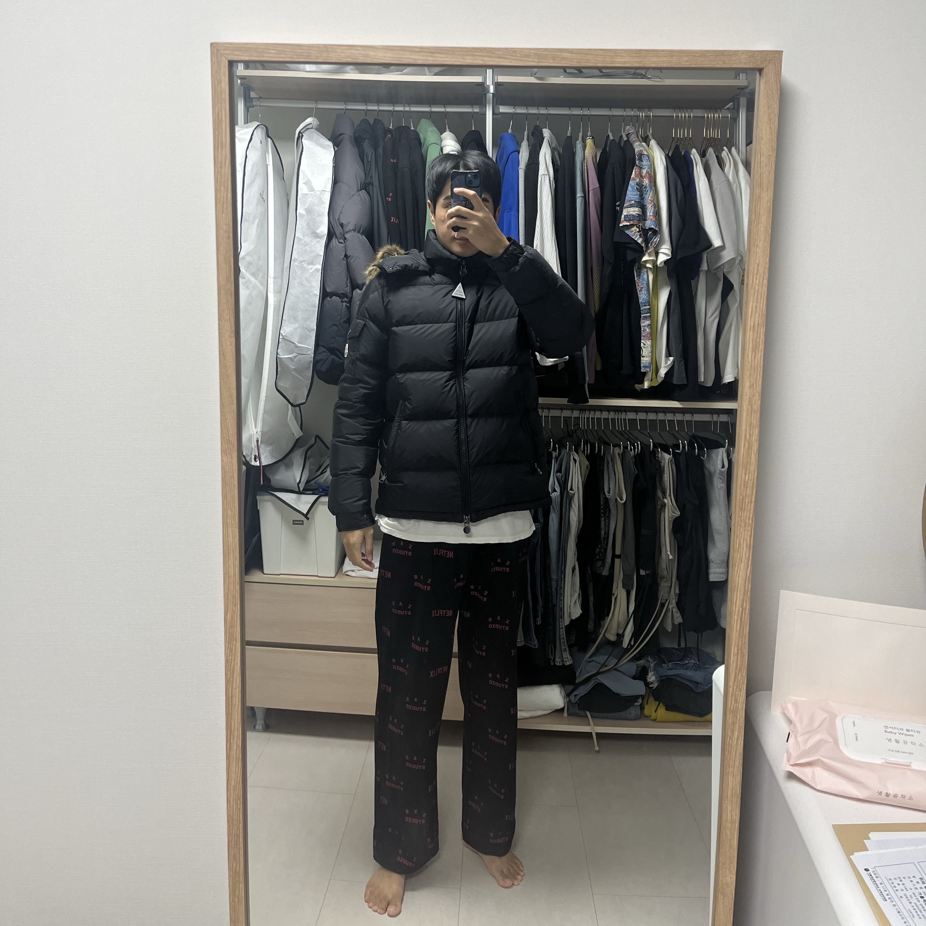 Moncler Mayaf Short Down Jacket Black - 23FW, IAB Studio x Netflix Pajama Cushion Cover Set Black 착용 스타일 - 3