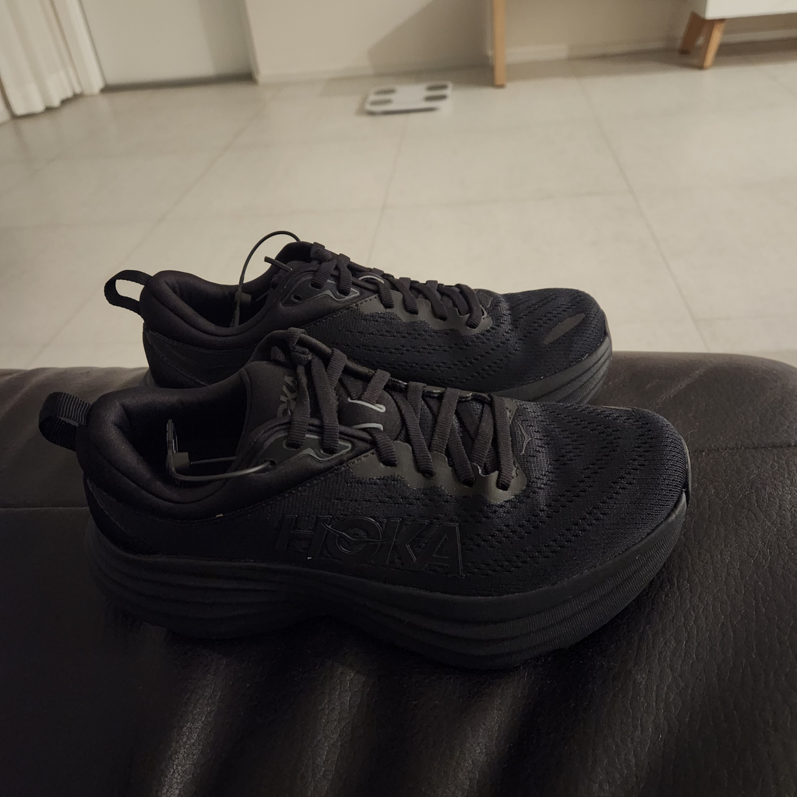 (W) Hoka Bondi 8 Black - Regular 착용 스타일