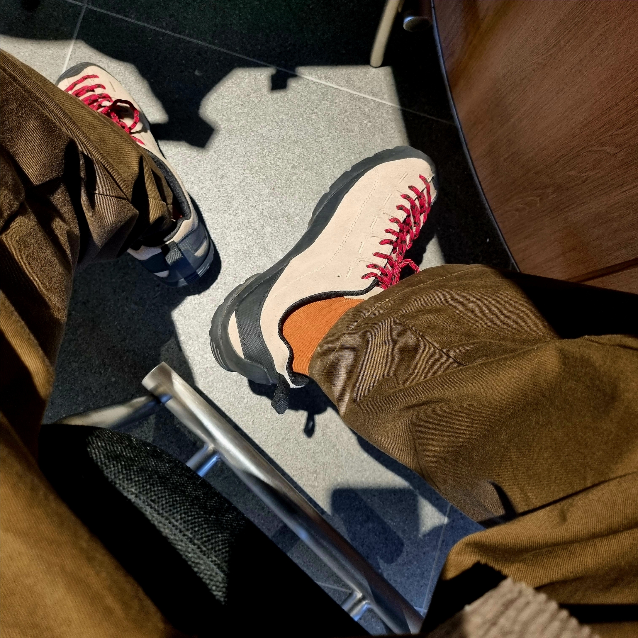 Keen Jasper Suede Sneakers Silver Mink 착용 스타일 - 3