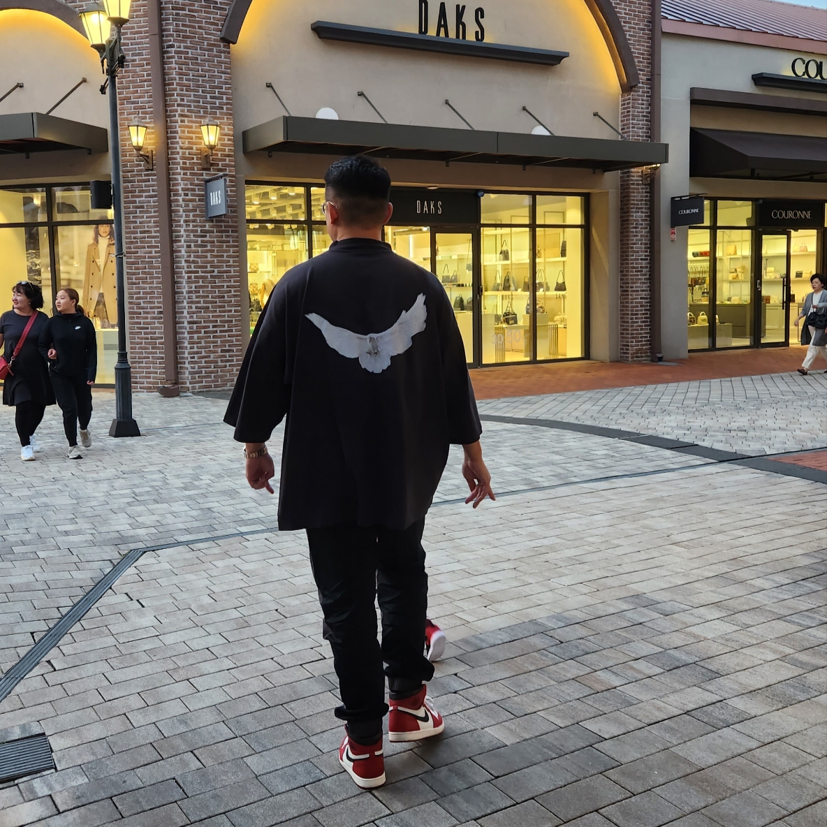 Jordan 1 Retro High OG Chicago 2022, Yeezy Gap Engineered By Balenciaga Dove 3/4 Sleeve T-Shirt Black 착용 스타일