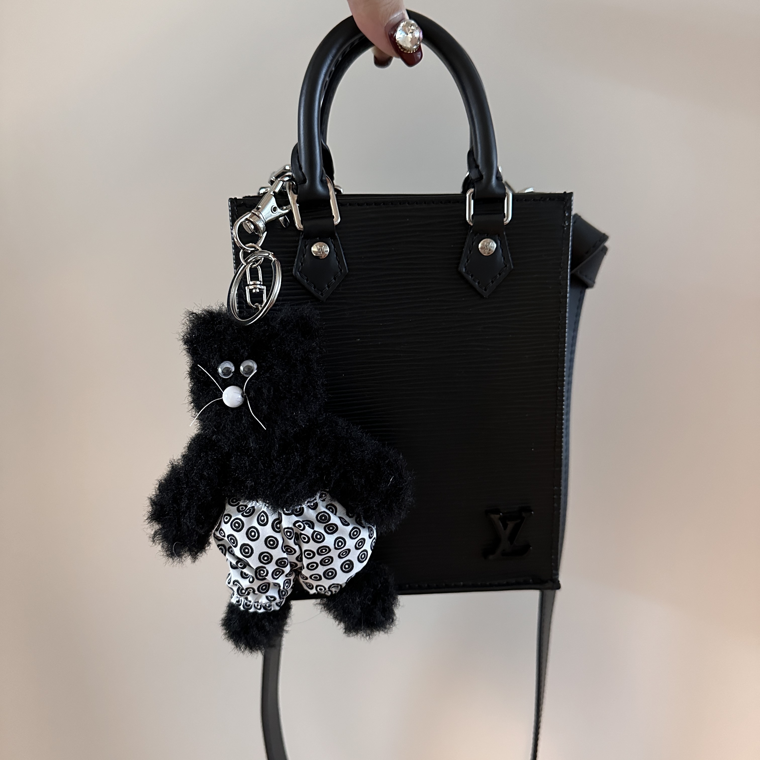 Louis Vuitton Petit Sac Plat Epi Black, Monamhee x 10 Corso Como Bianco Keyring Black 착용 스타일