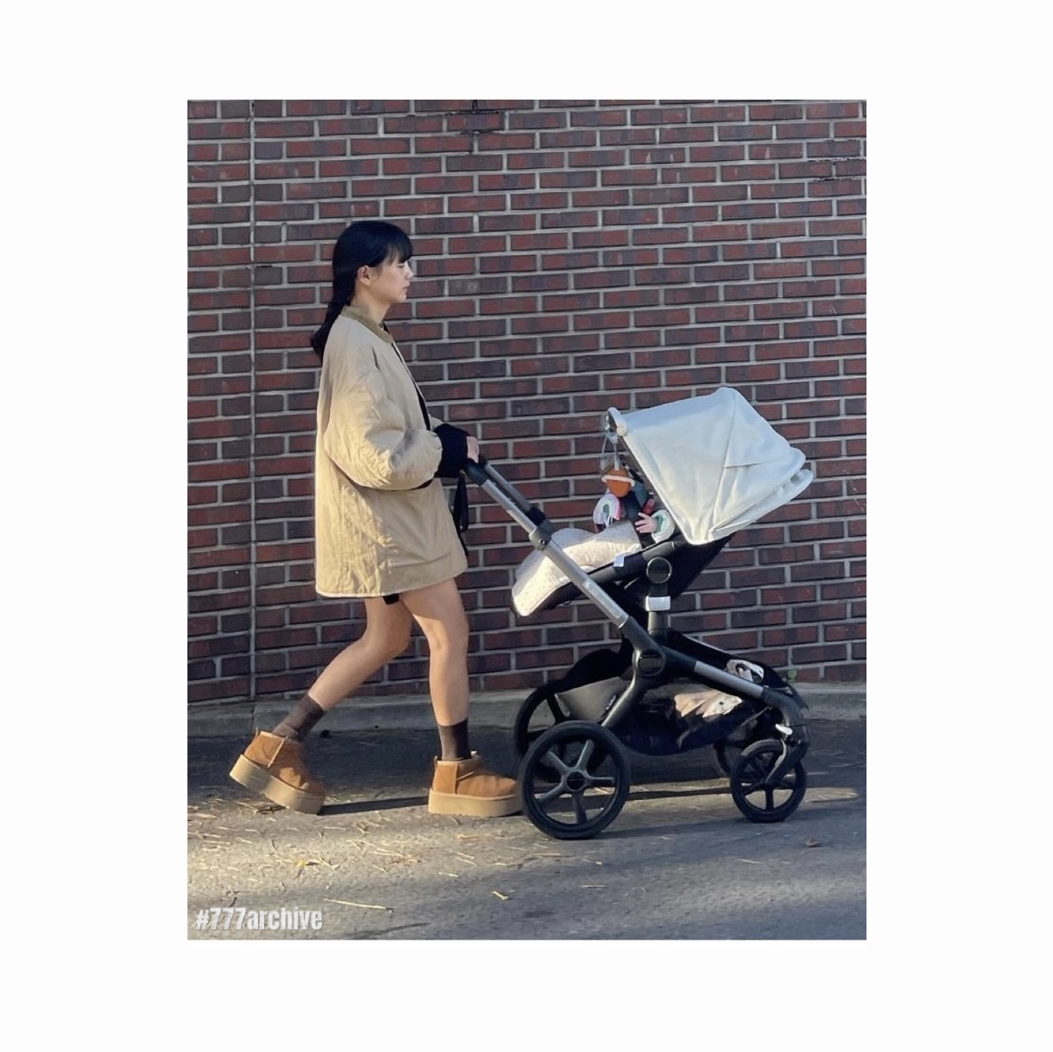 (W) UGG Classic Ultra Mini Platform Boots Chestnut 착용 스타일 - 4