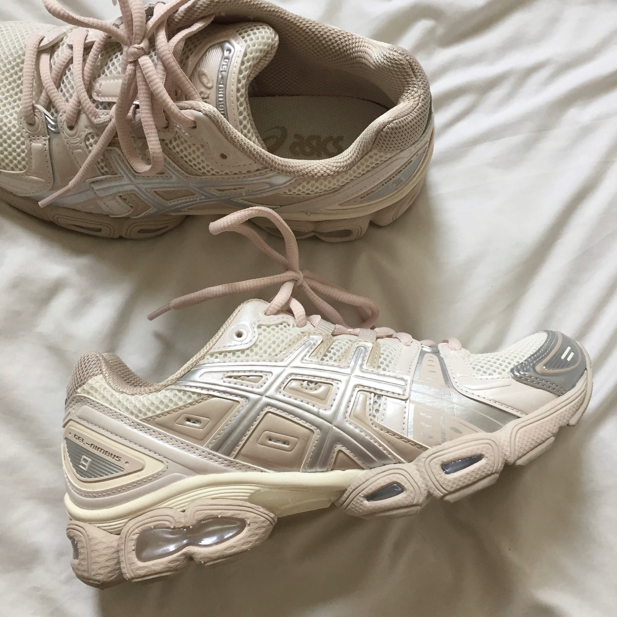 (W) Asics Gel-Nimbus 9 Cream Mineral Beige 착용 스타일 - 2
